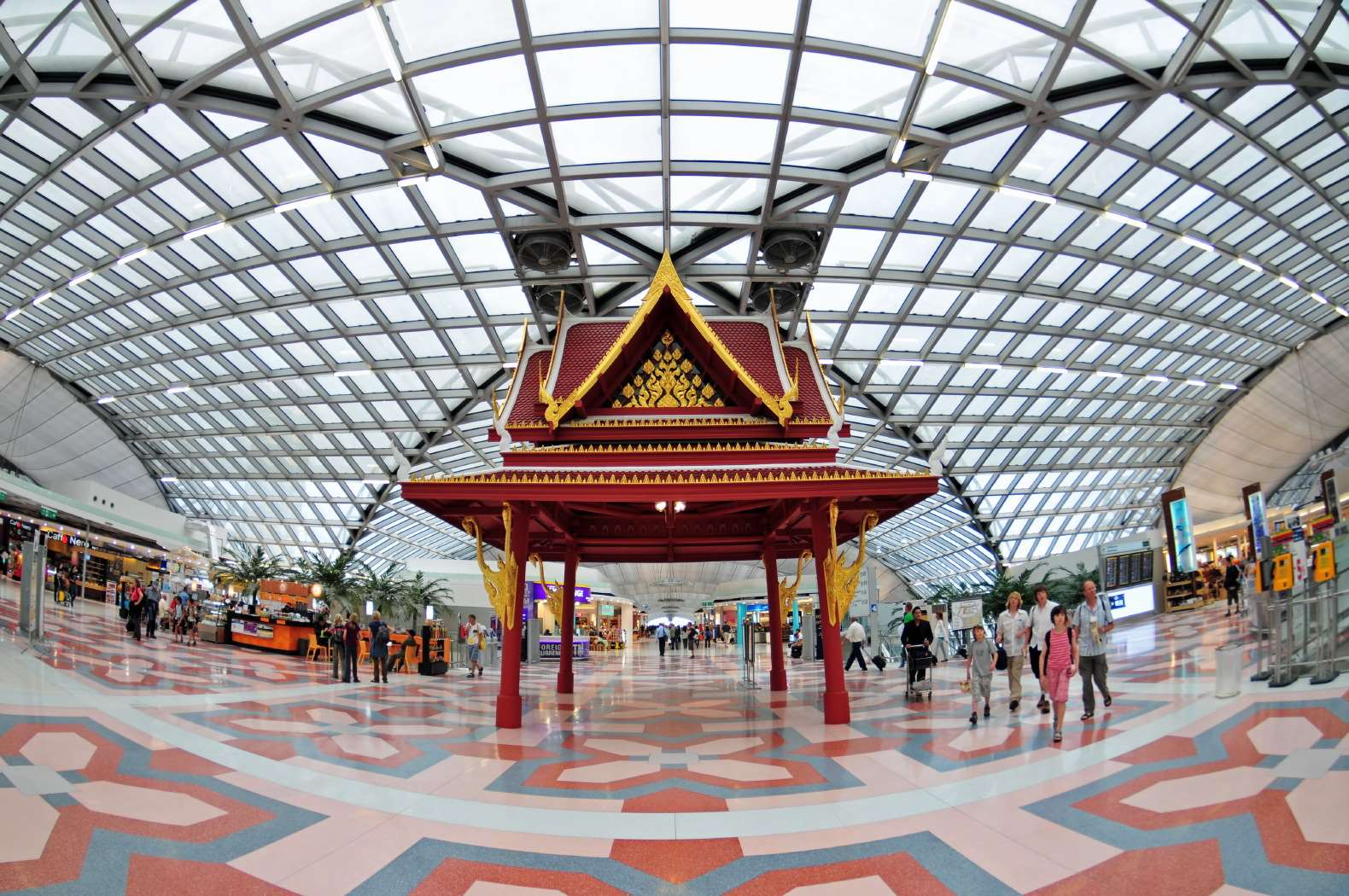 因應中東戰火衝擊旅遊市場，泰國擬推免費國內航班，穩住外國旅客。圖為泰國曼谷蘇凡納布國際機場(Suvarnabhumi Airport)。(維基百科/CC BY 2.0)