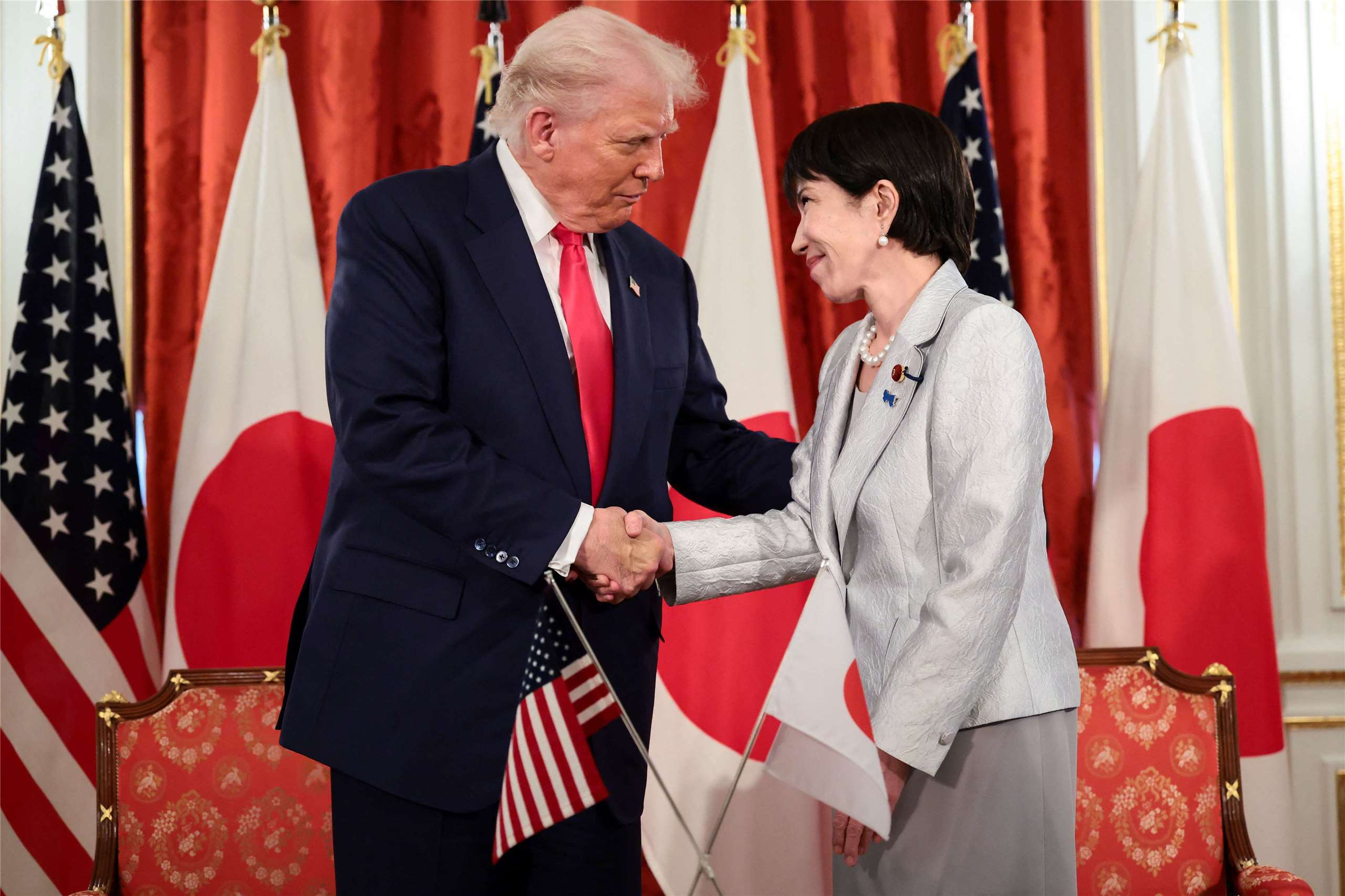 日美領袖會談在即。圖為美國總統川普(左)與日本首相高市早苗(右)早前會晤資料照。(RT/達志影像)