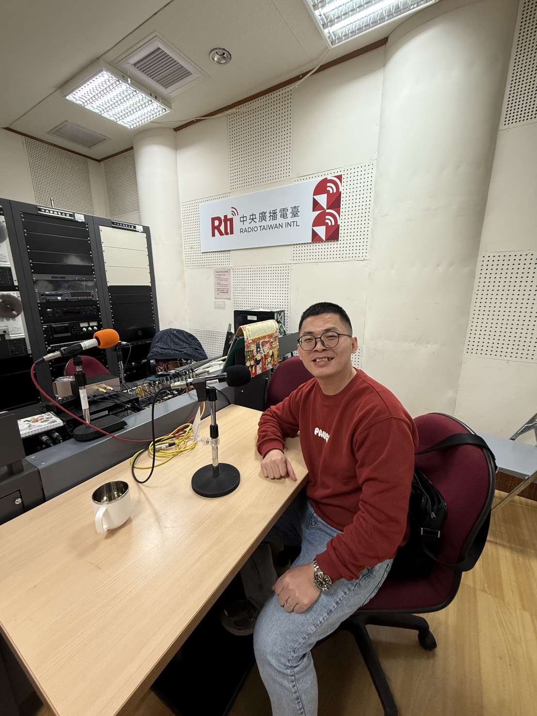 目前在馬尼拉工作湖北的聽友洪湖黃家口拜訪央廣，接受節目訪問