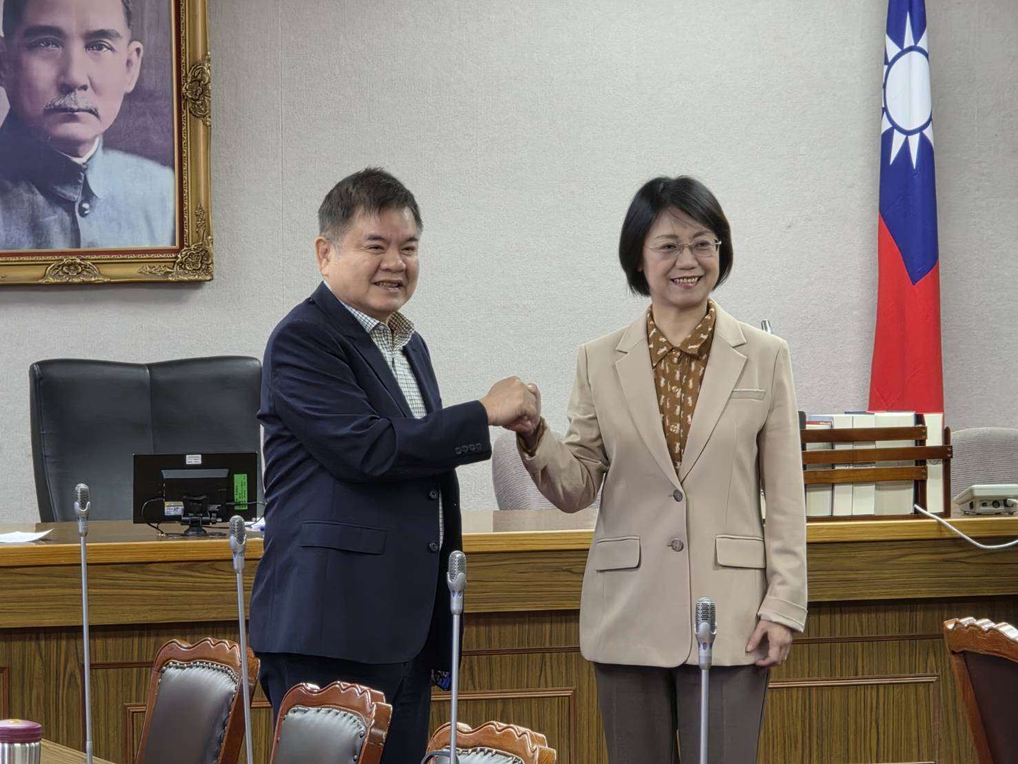 立法院今天(11日)舉行8個常設委員會召委選舉，經推舉，司法及法制委員會由民進黨立委莊瑞雄(左)、國民黨立委翁曉玲(右)續任召委。(趙婉淳 攝)