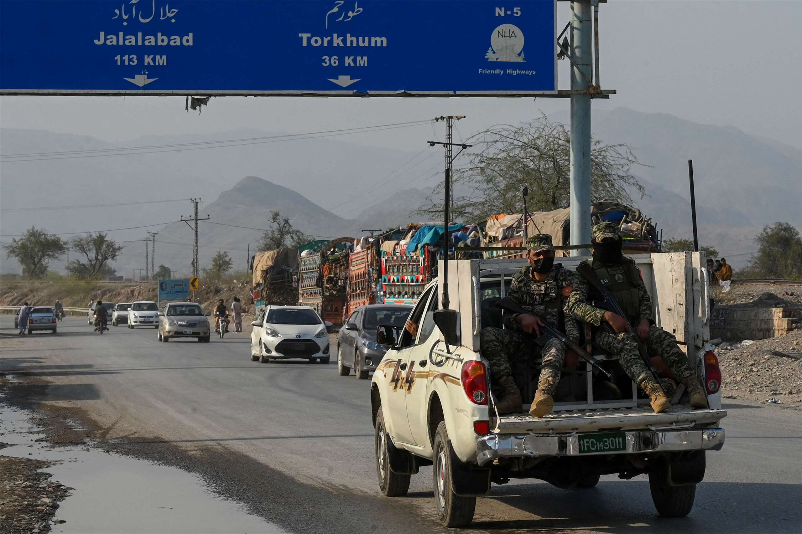 巴基斯坦士兵抵達阿富汗和巴基斯坦交界的托克漢( Torkham)邊境附近，此時兩國衝突仍在持續。(AFP)