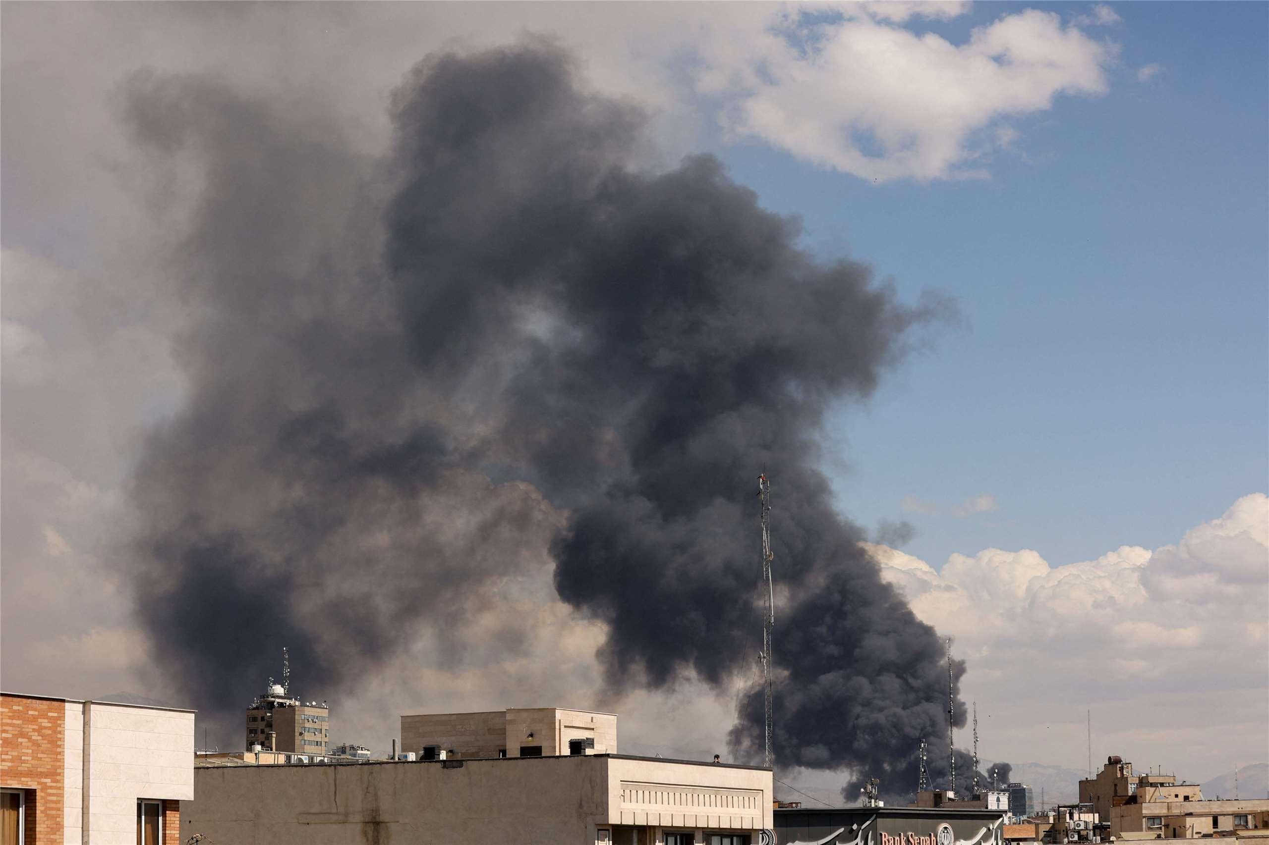 以色列和美國對伊朗發動攻擊後，伊朗德黑蘭發生爆炸，現場濃煙竄起。攝於3月1日。