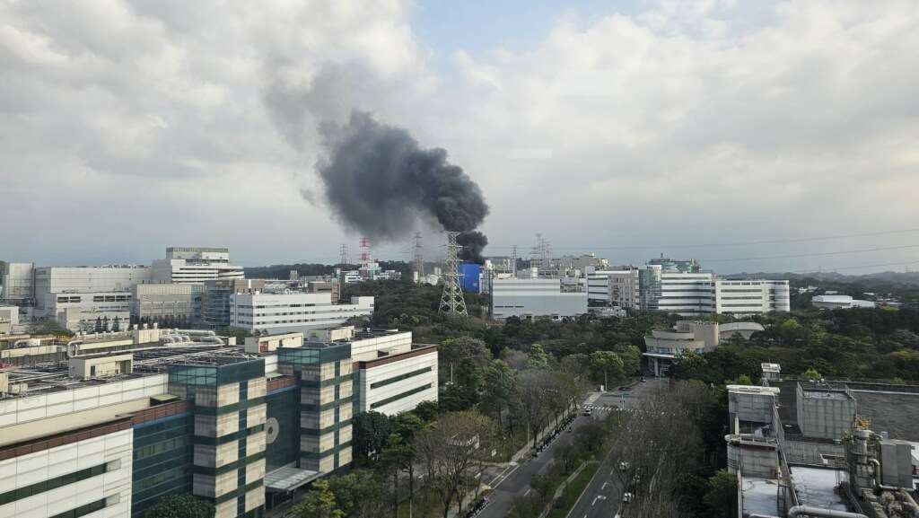 新竹市東區力行路上的台灣電力公司竹園超高壓變電所16日發生火警。 (圖:中央社)