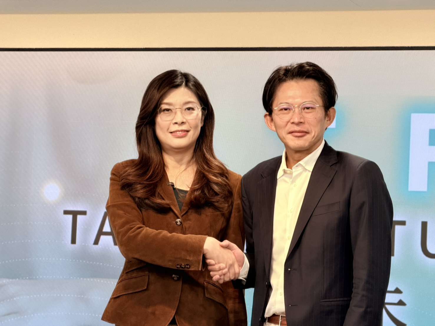 藍白雙方敲定13日共同舉行共同政見發表會並討論協調機制。圖為國民黨主席鄭麗文(左)及民眾黨主席黃國昌(右)。資料照片(鄭佑漢 攝)