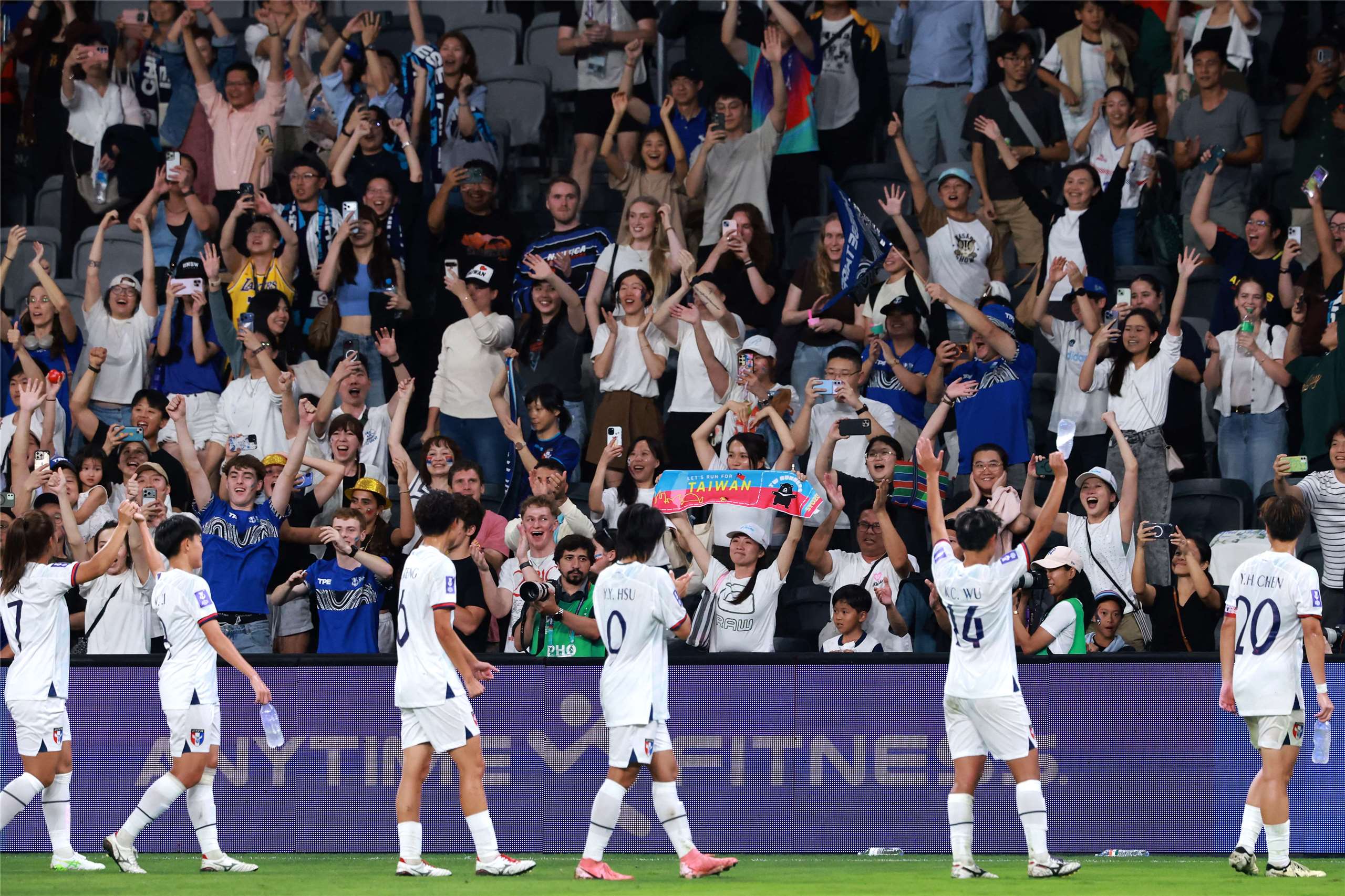 亞洲盃女足賽，台灣隊10日擊敗印度隊後，球員們與球迷一同慶祝勝利。