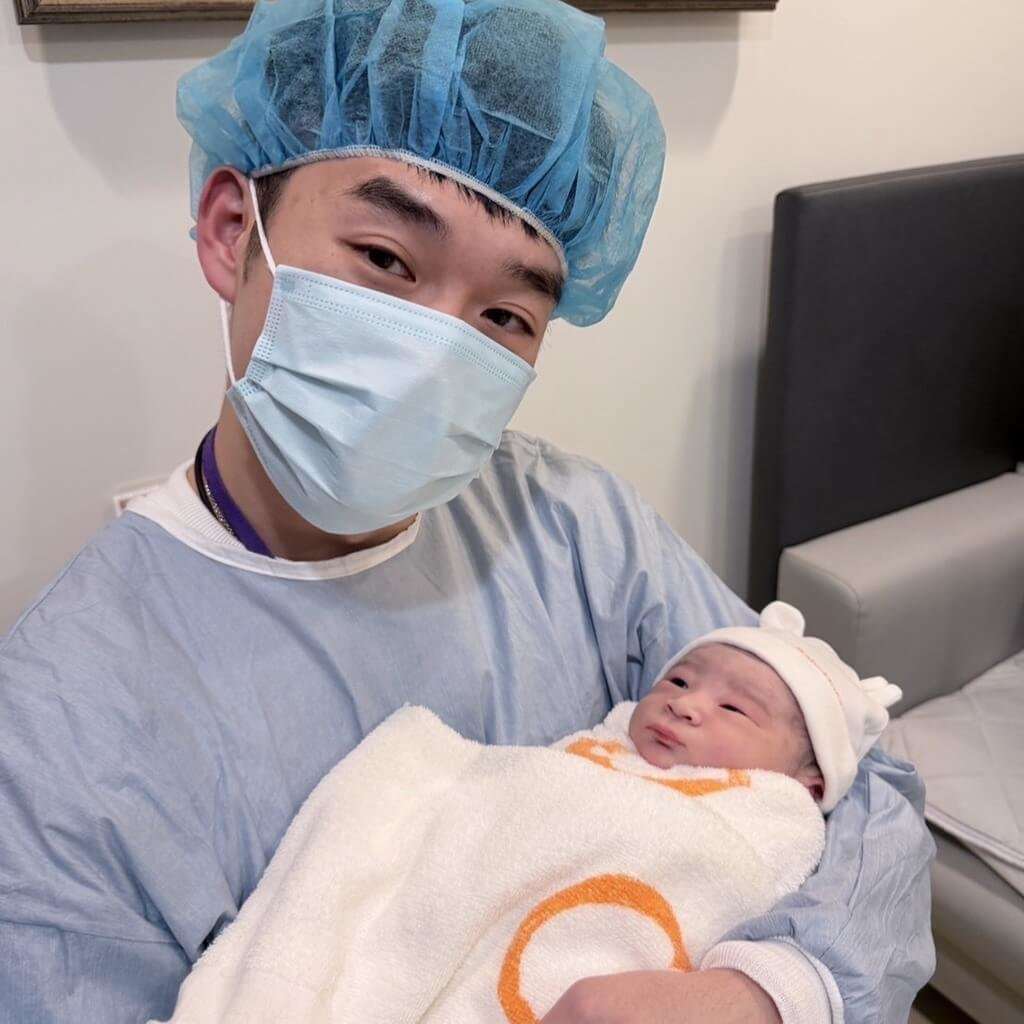 台灣羽球奧運雙金得主王齊麟20日晚間正式升格當爸爸。(王齊麟提供)