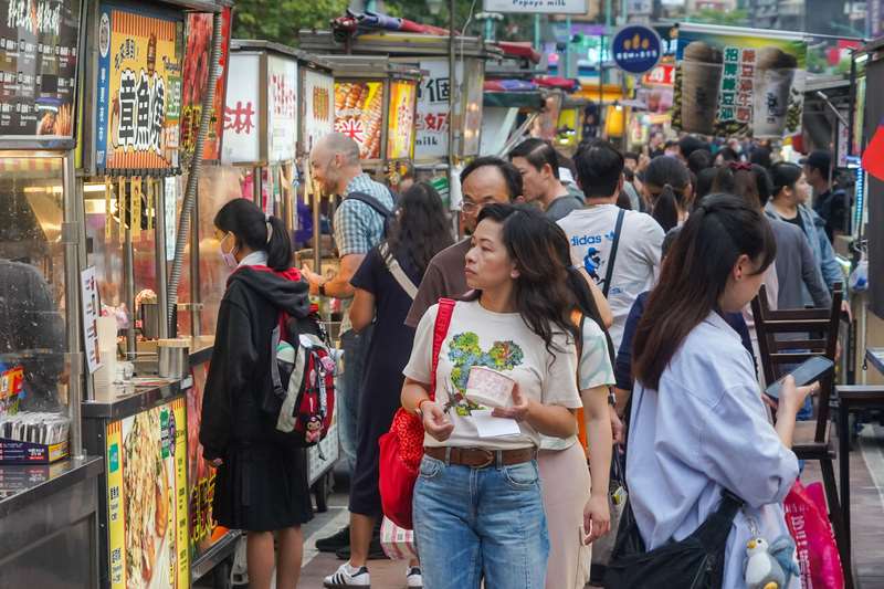 行政院主計總處初步評估3月CPI年增率有很大機率仍低於2%。圖為台北寧夏夜市傍晚人潮。(圖：中央社)