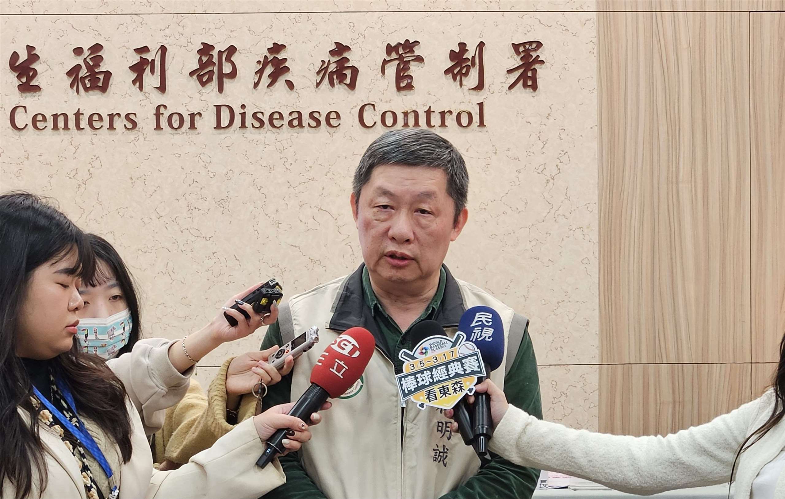 疾管署發言人林明誠12日表示，自4/7起將針對高風險族群再追加1劑新冠疫苗，與前1劑間隔須至少6個月。(資料照/劉品希 攝)