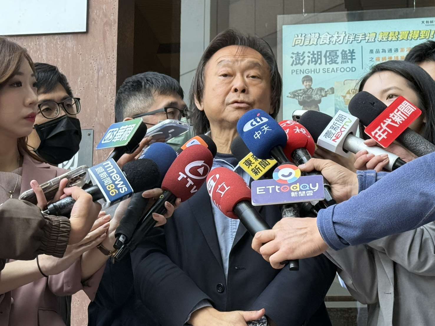 民進黨立委王世堅25日受訪時表示，盼民進黨2026台北市長選戰讓最強的出來。（劉玉秋攝）