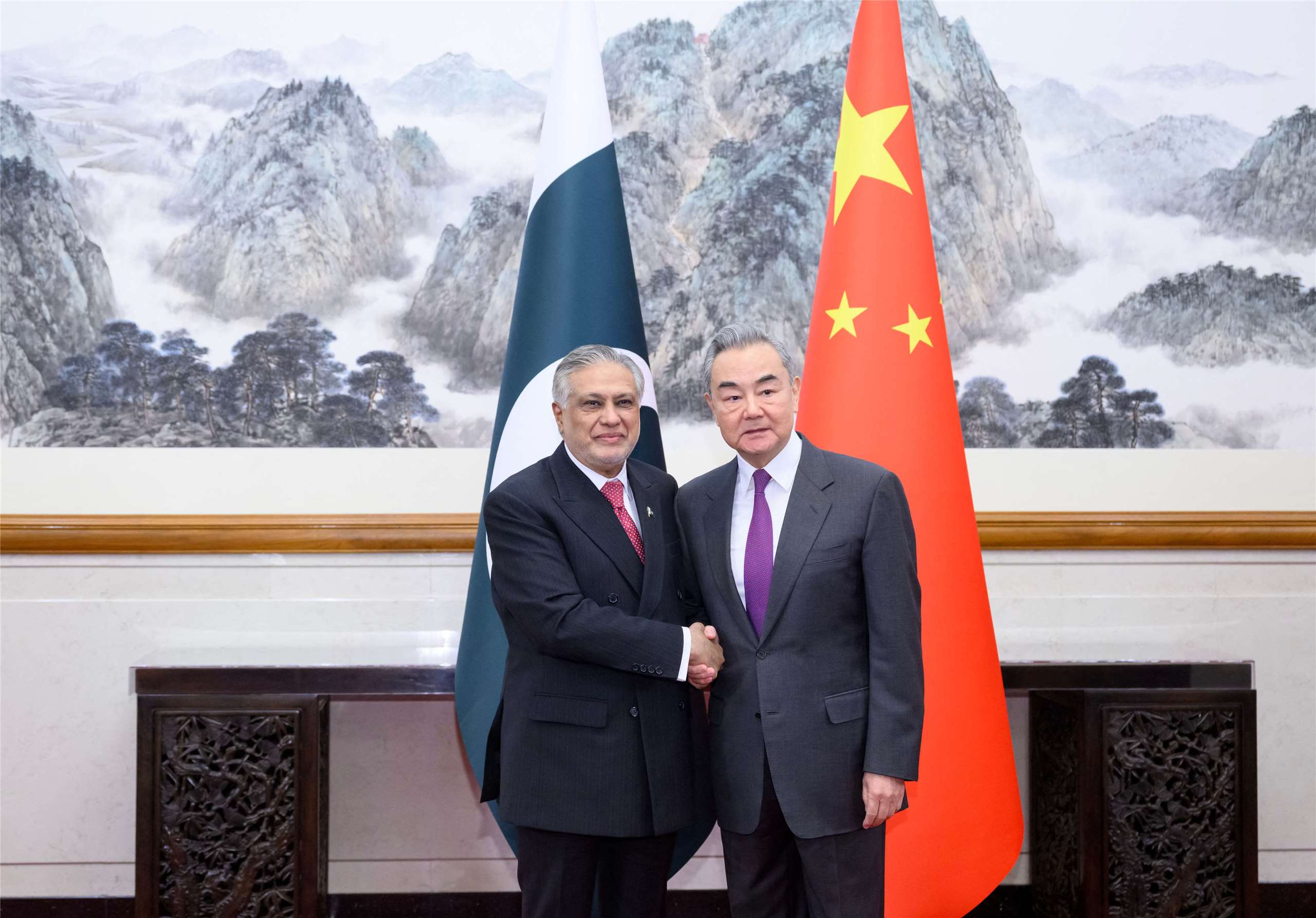 巴基斯坦副總理兼外長達爾(Ishaq Dar)(左)訪問中國。右為中國外交部長王毅。資料照。
