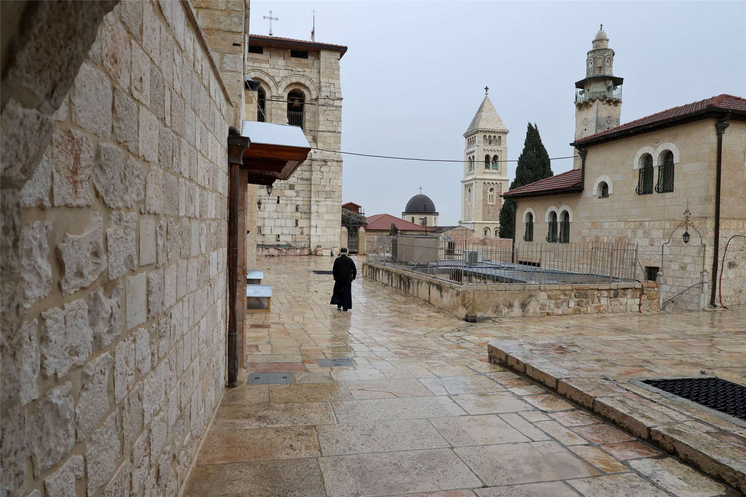 耶路撒冷巿區包括聖墓教堂(Church of the Holy Sepulchre)在內的主要聖地暫時封閉。(路透社/達志影像)