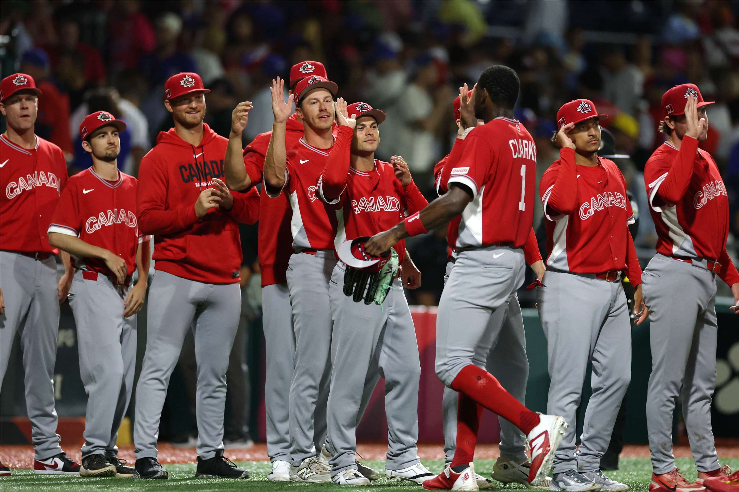 WBC世界棒球經典賽，加拿大隊以3比2擊敗波多黎各後，加拿大隊成員們擊掌慶祝。