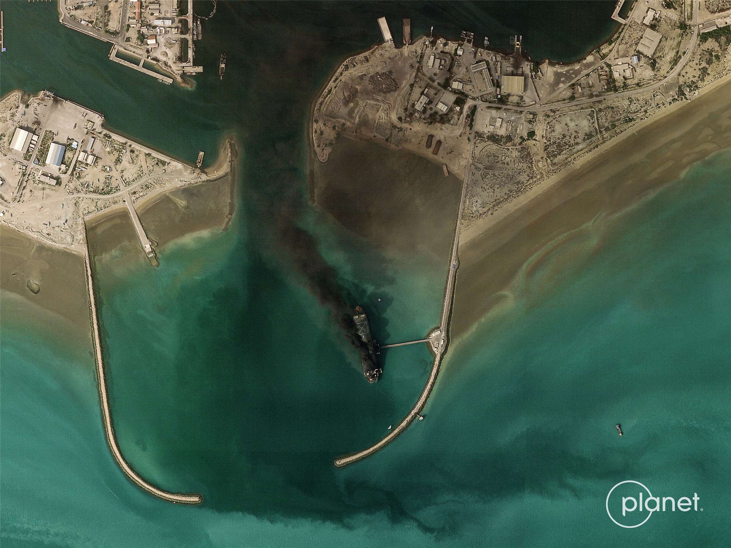 衛星影像顯示，伊朗海軍在南部阿巴斯港(Bandar Abbas)的基地遇襲。(AFP)