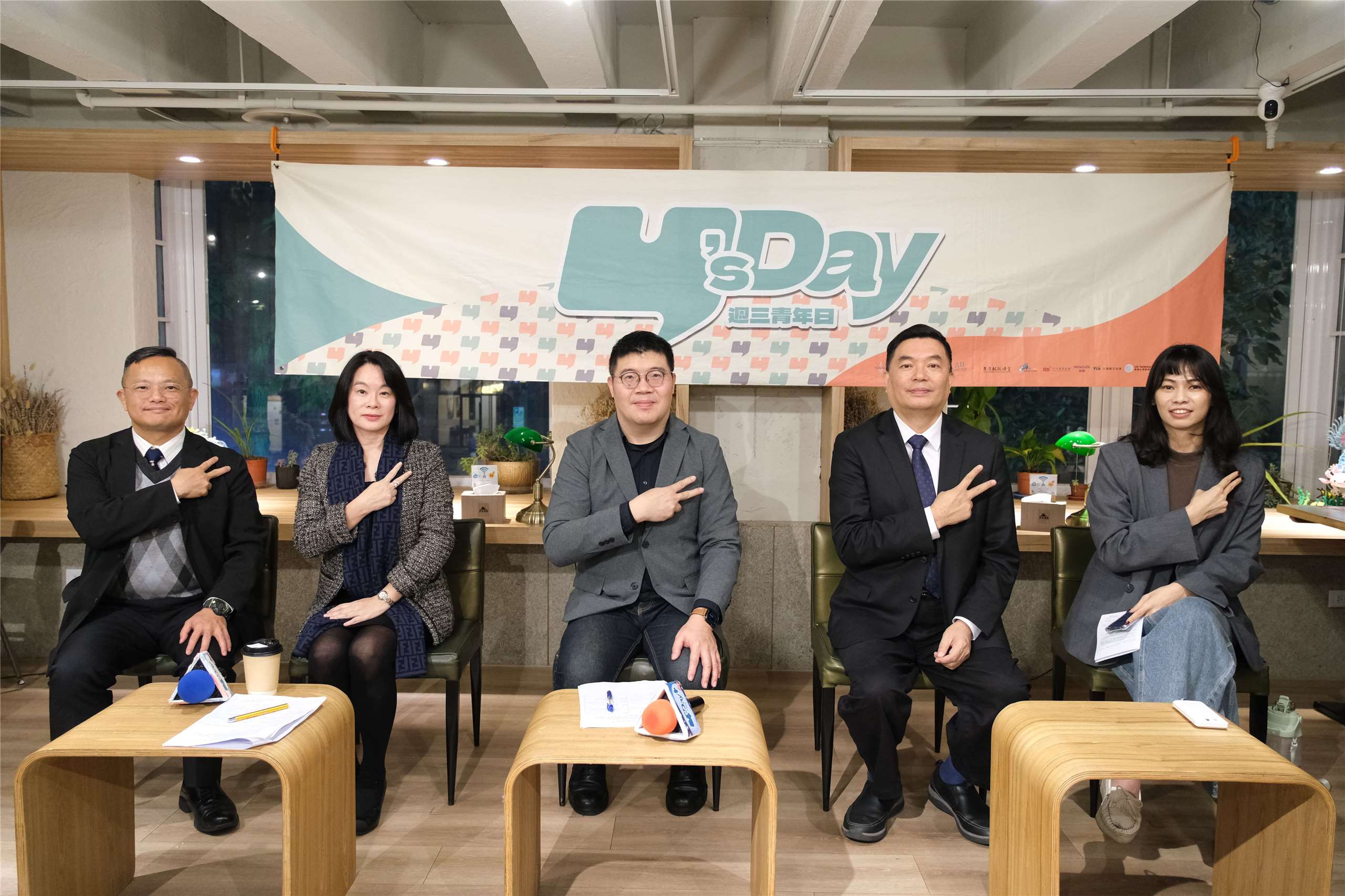 Y’s Day「週三青年日」，11日舉辦「泰式民主的未竟之路：街頭、王室與國會之間的拉鋸」座談。圖左起蕭督圜、鄭子真、王文岳、洪耀南、陳璽安。(台灣智庫提供)