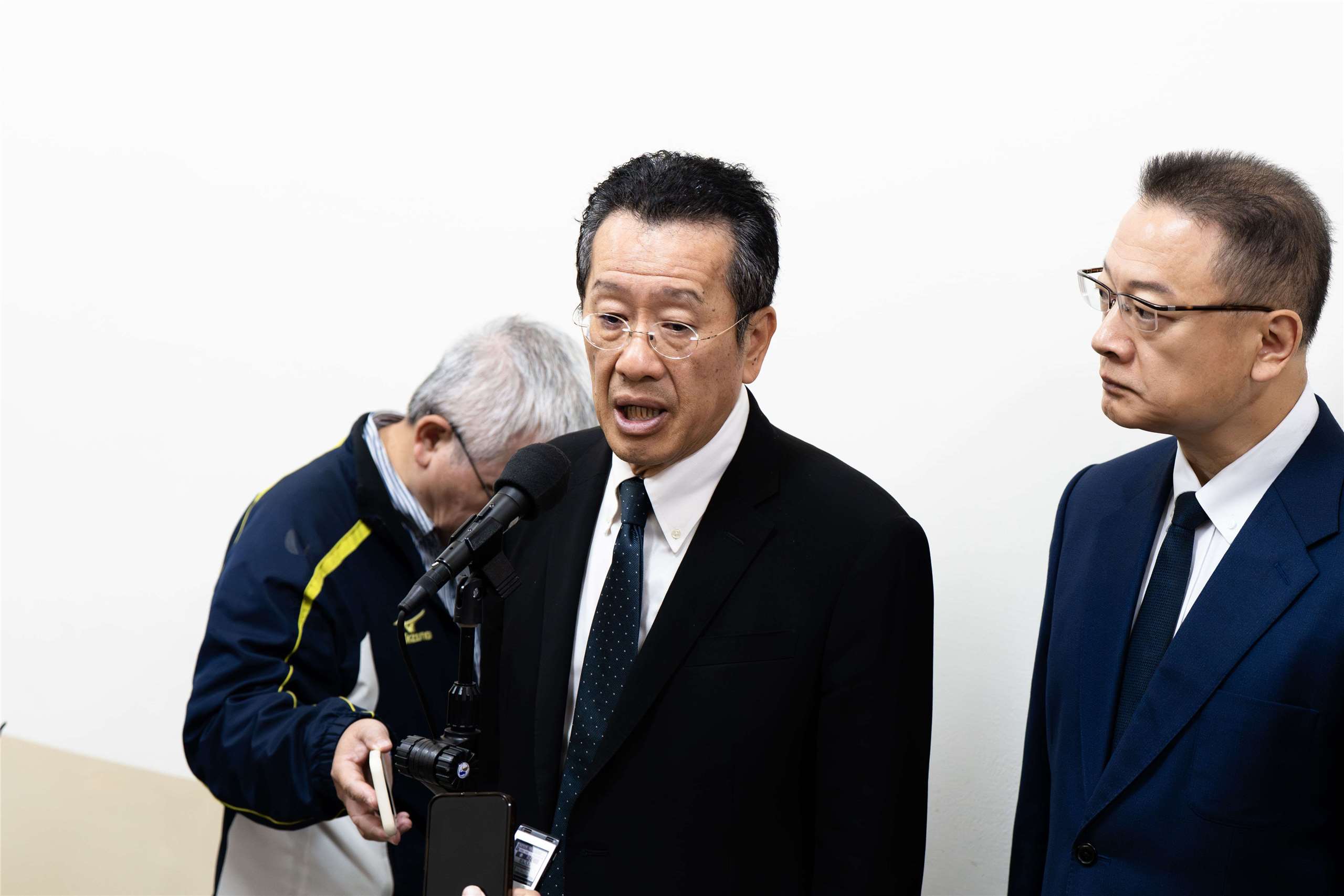 國防部長顧立雄(中)25日在立法院表示，近期民調顯示，多數國人都支持政院版的軍購條例，期盼立院能不分朝野、理性的進行審理。(楊仁翔 攝)