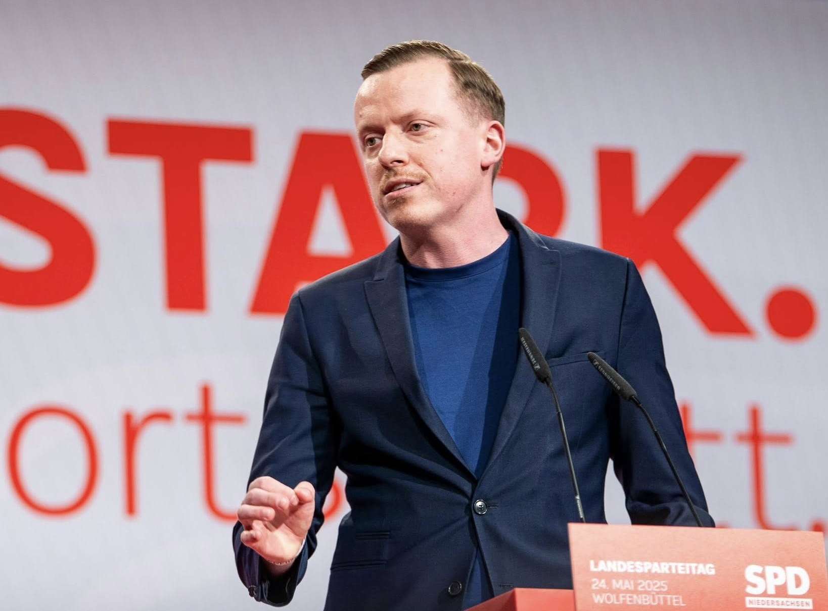 德國執政聯盟社民黨外交政策發言人阿麥托維奇警告，區域衝突進一步擴大恐導致大規模跨境流動，阻礙歐洲近年艱難推動的移民政策重整。(FB@Adis Ahmetovic)