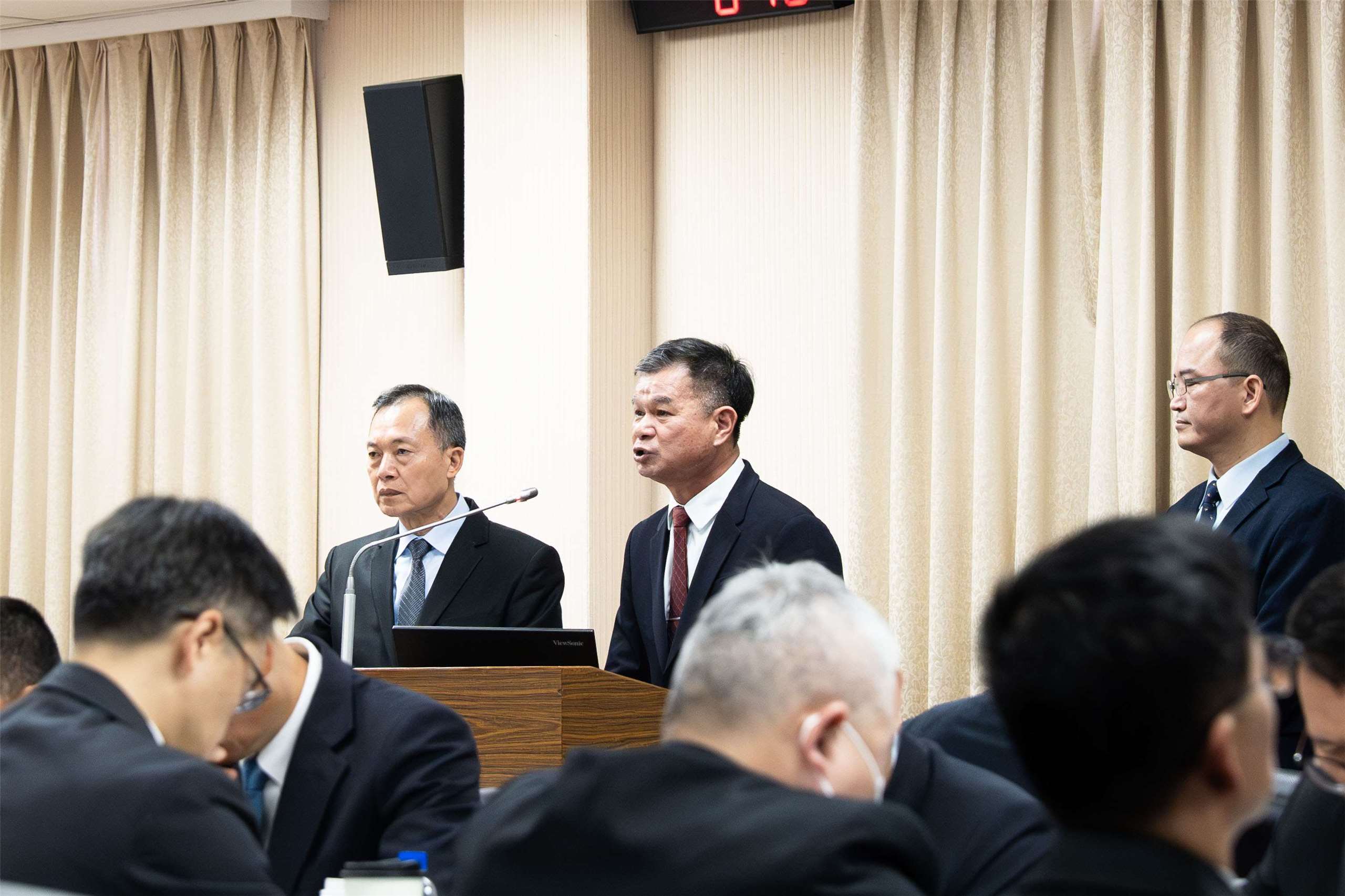 國防部戰規司司長黃文啓16日在立法院表示，若將軍購特別條例中有關國防自主項目回歸年度預算編列，恐將排擠到其他部會的預算。(楊仁翔 攝)