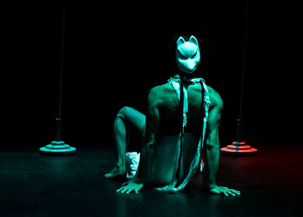 劇場工作者 施冬麟獨腳戲《籠子裡的白狐》「連背肌都會演戲」