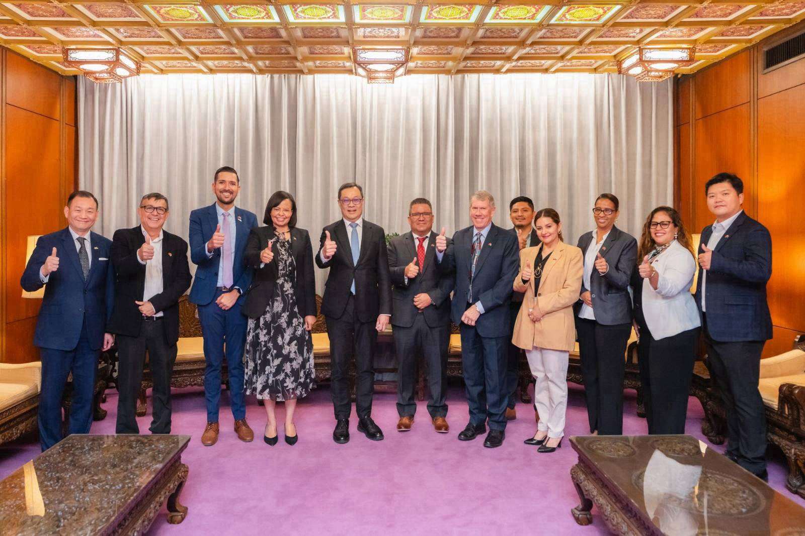 外交部政務次長陳明祺(左五)與貝里斯金融公司主席馬雷納( Reynaldo Magana  )(左六)、駐台大使梅凱瑟( Katherine Meighan )(左四)及訪團成員合影。(圖 : 外交部)