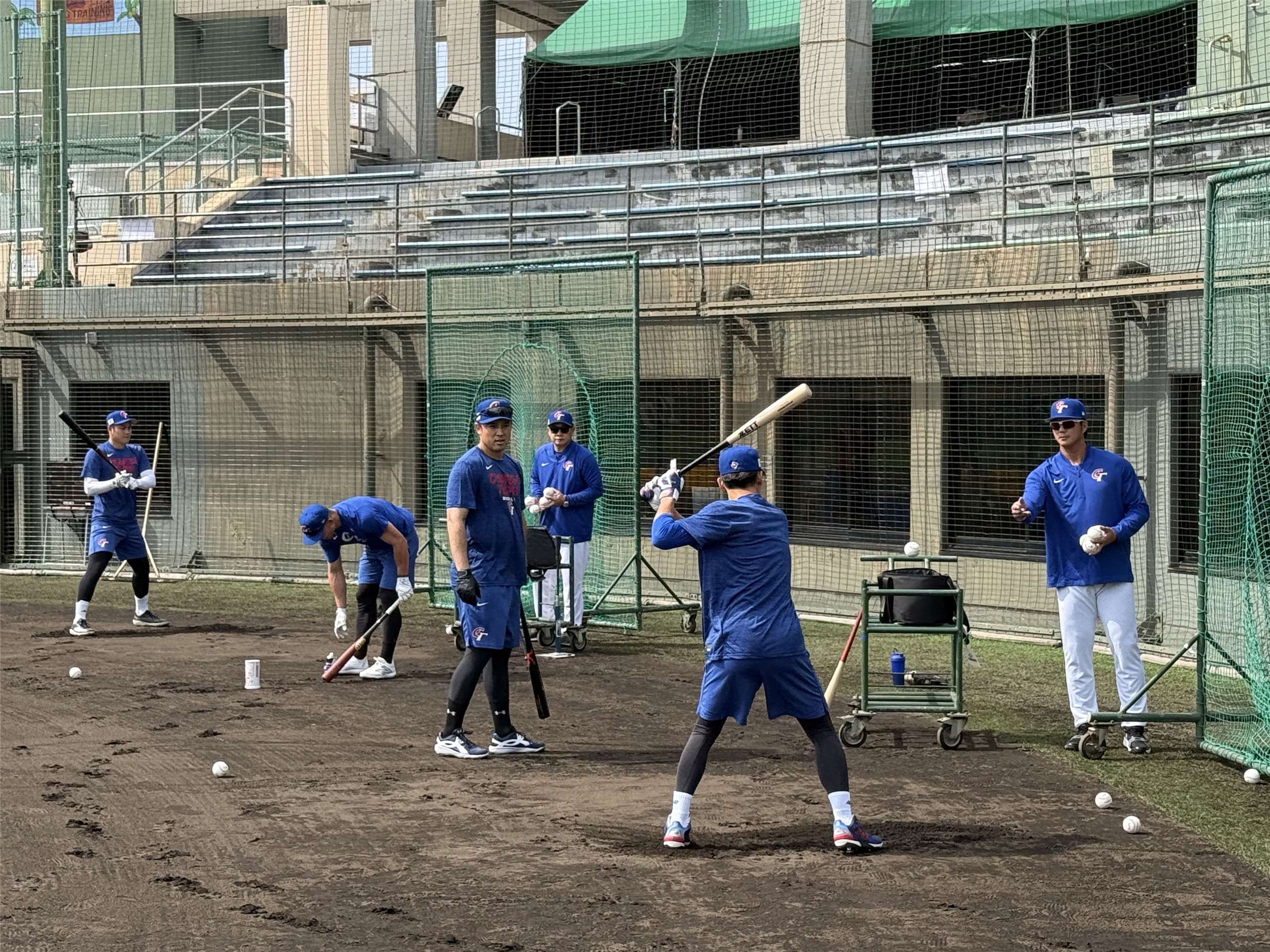 高國輝與張建銘盯緊練打狀況。（中職聯盟提供）