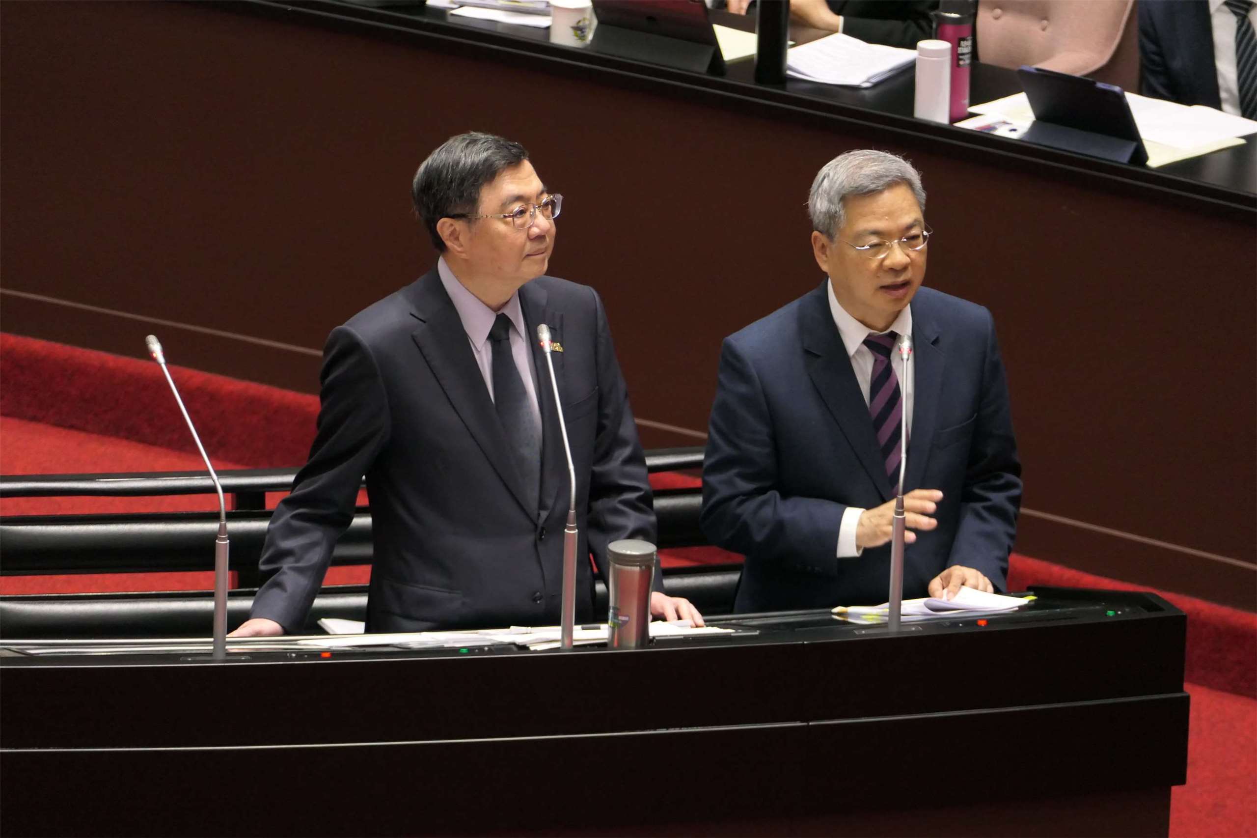 行政院長卓榮泰(左)、經濟部長龔明鑫(右)6日赴立法院施政報告並備質詢。(鄭佑漢 攝)