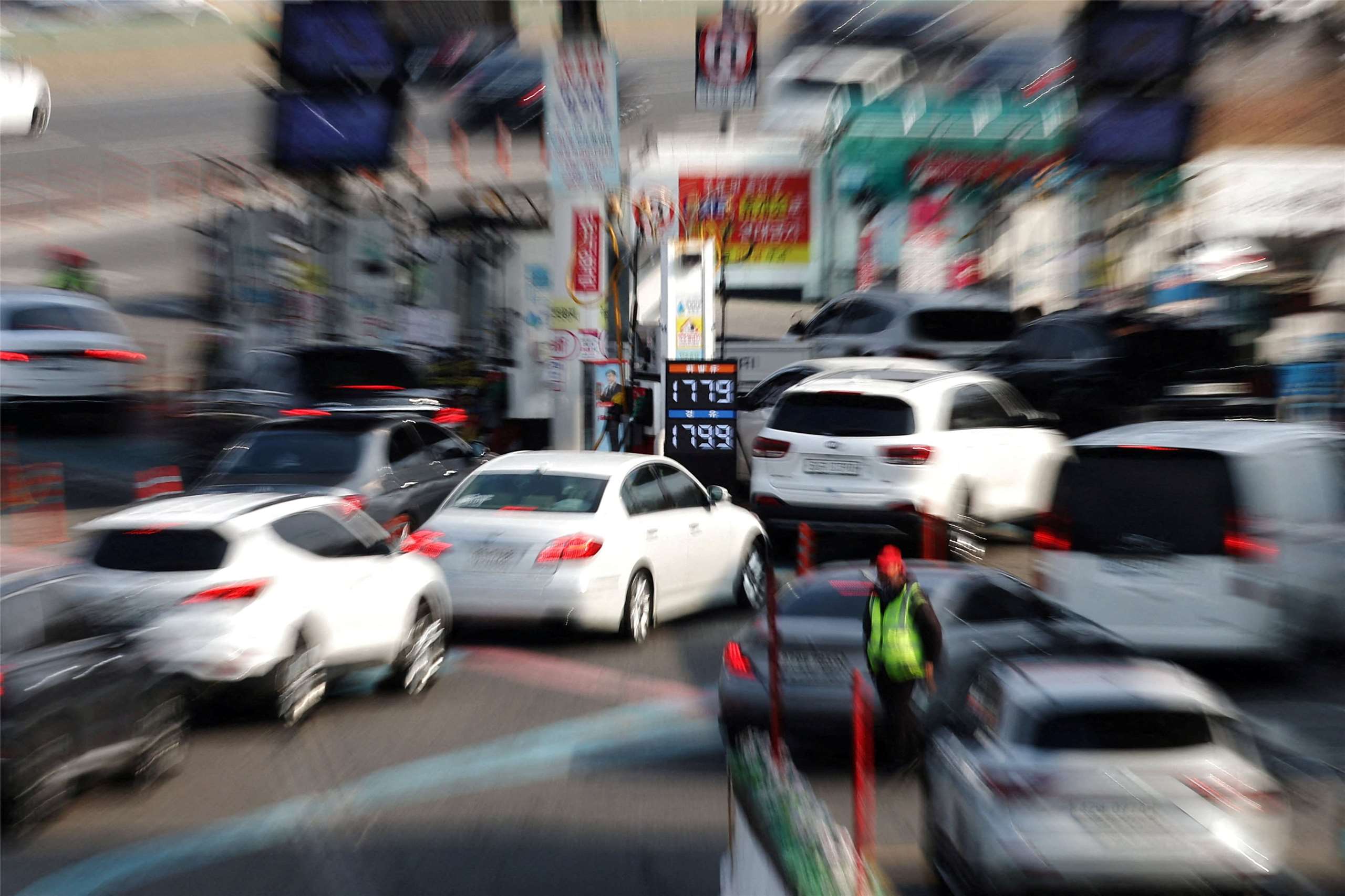 南韓27日開始實施「石腦油」出口禁令，以保障國內供應。圖攝於首爾的加油站。資料照。