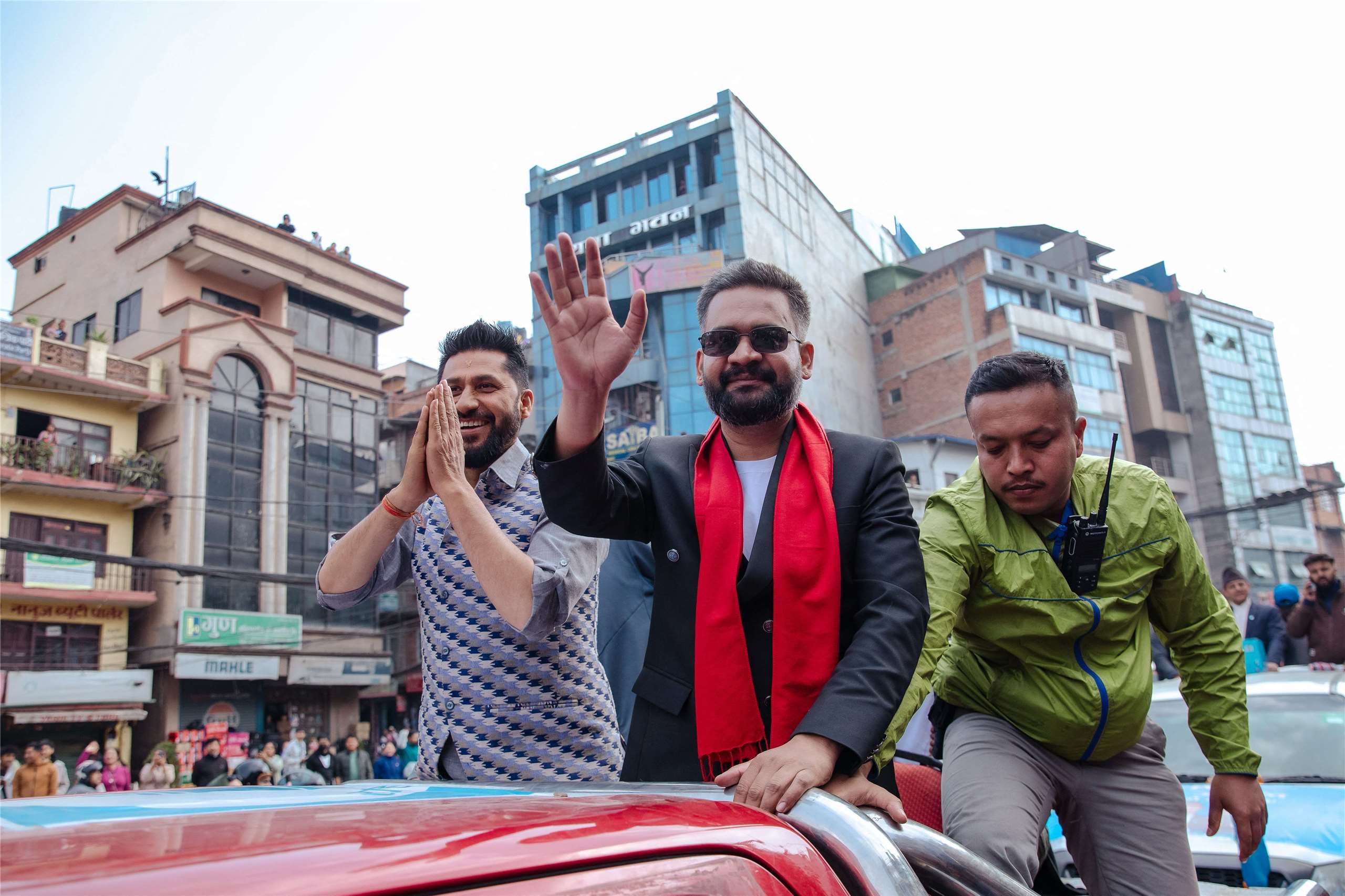 饒舌歌手出身的前尼泊爾首都市長夏哈（Balendra Shah，中）27日宣誓就任總理。(AFP)