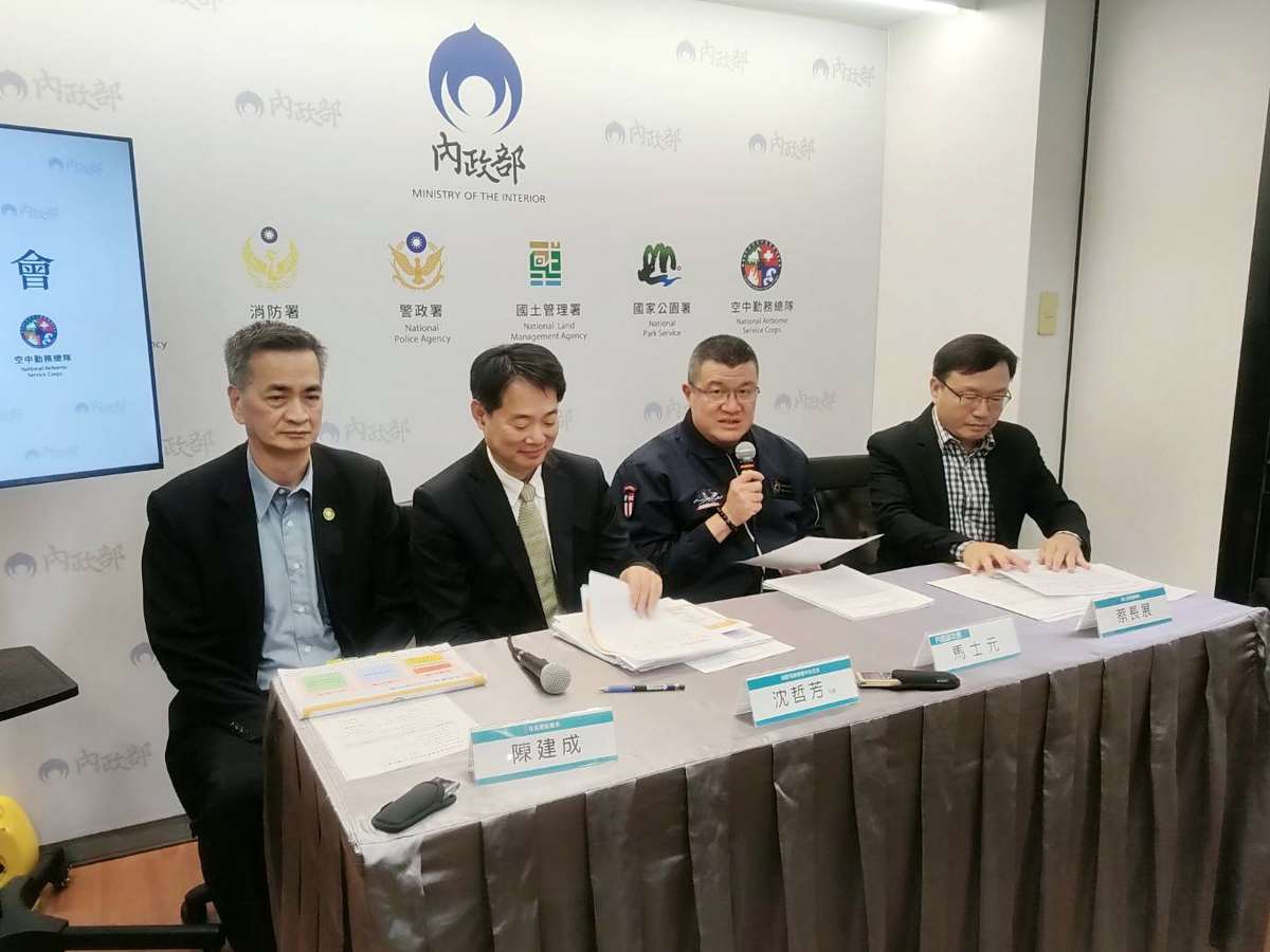 內政部次長馬士元(右2)26日表示，內政部長劉世芳針對易致災地區要求逐步充實區域內的替代役救災人力。(央廣記者王照坤 攝)