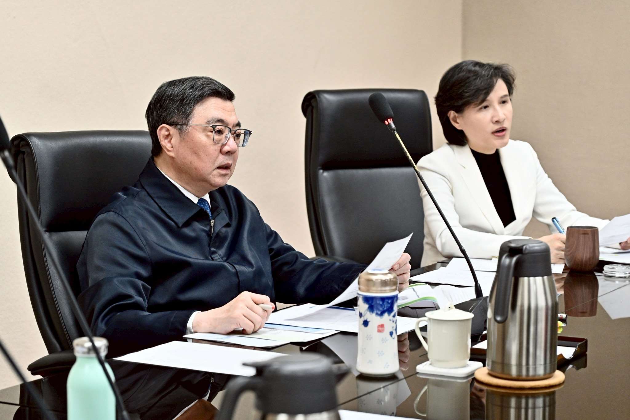 行政院長卓榮泰(左)及行政院副院長鄭麗君(右)9日再度召集各部會因應中東地區戰事情勢。(圖：行政院提供)