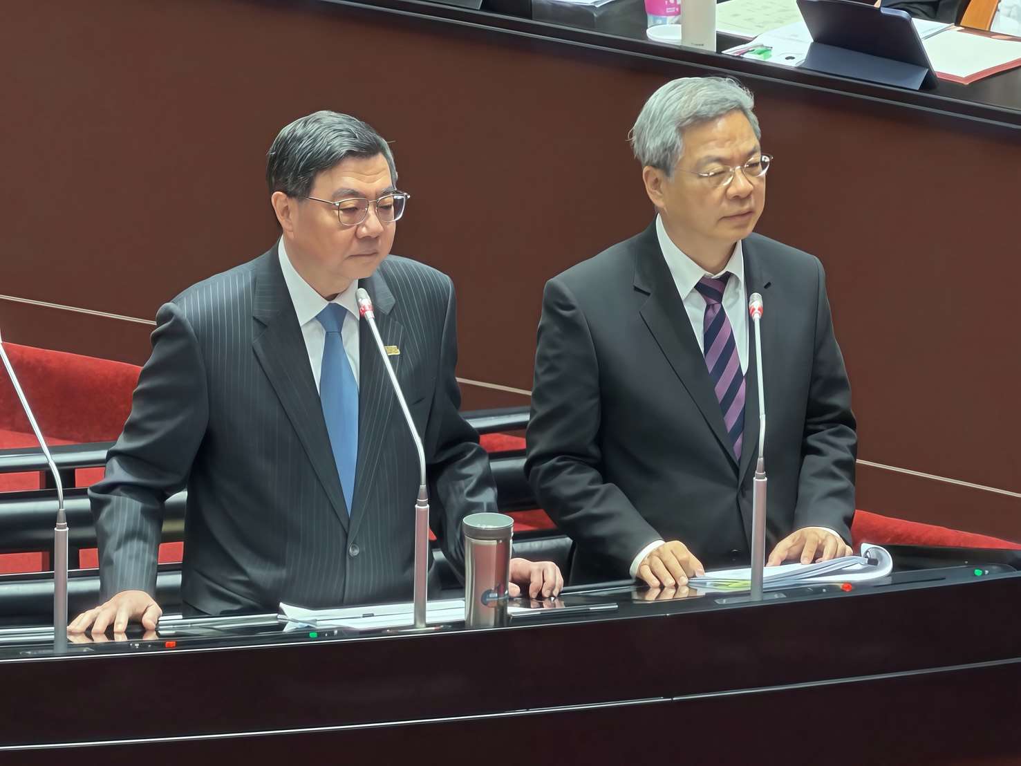 美伊戰爭推升油價，針對立委關切是否會凍漲電價，行政院長卓榮泰(左)17日表示，這部分由電價審議委員會決定，他不宜在此提及那兩個字，希望國人在這段時間的生活，能夠比較平穩安定的度過。(趙婉淳 攝)