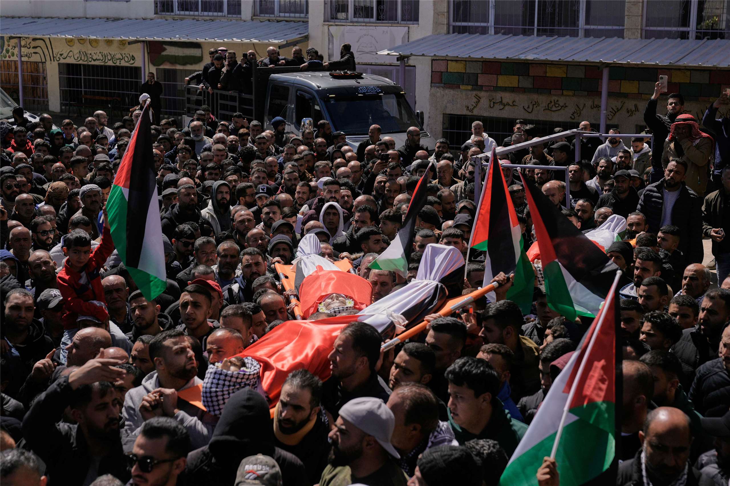 在以色列佔領的約旦河西岸(West Bank)地區，3名巴勒斯坦人8日於一場與以色列屯墾者的衝突中喪命。圖為巴勒斯坦民眾聚集悼念。(美聯社/達志影像)