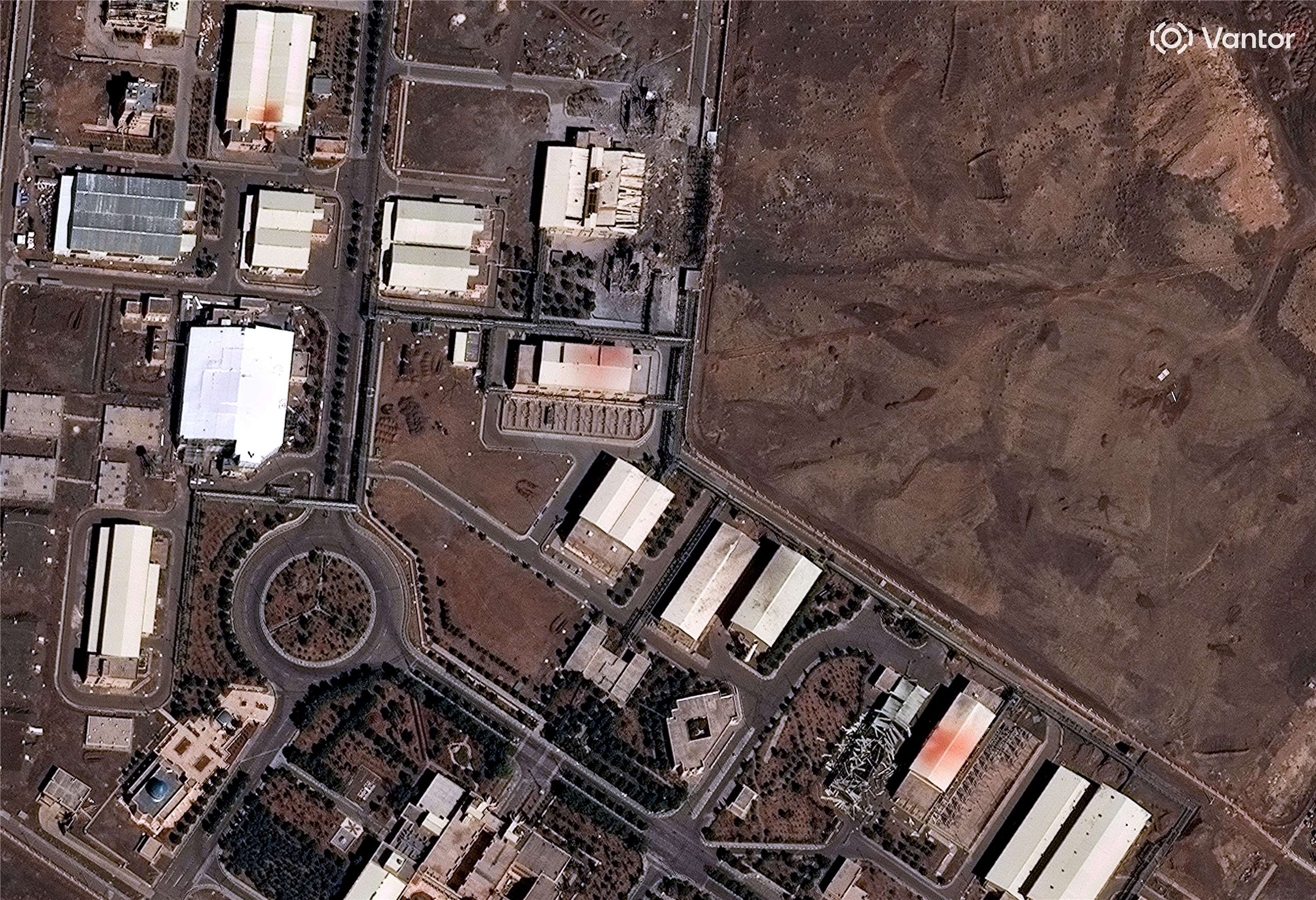 衛星影像顯示伊朗鈾濃縮廠納坦茲(Natanz)的近景，可見新建築受損狀況。