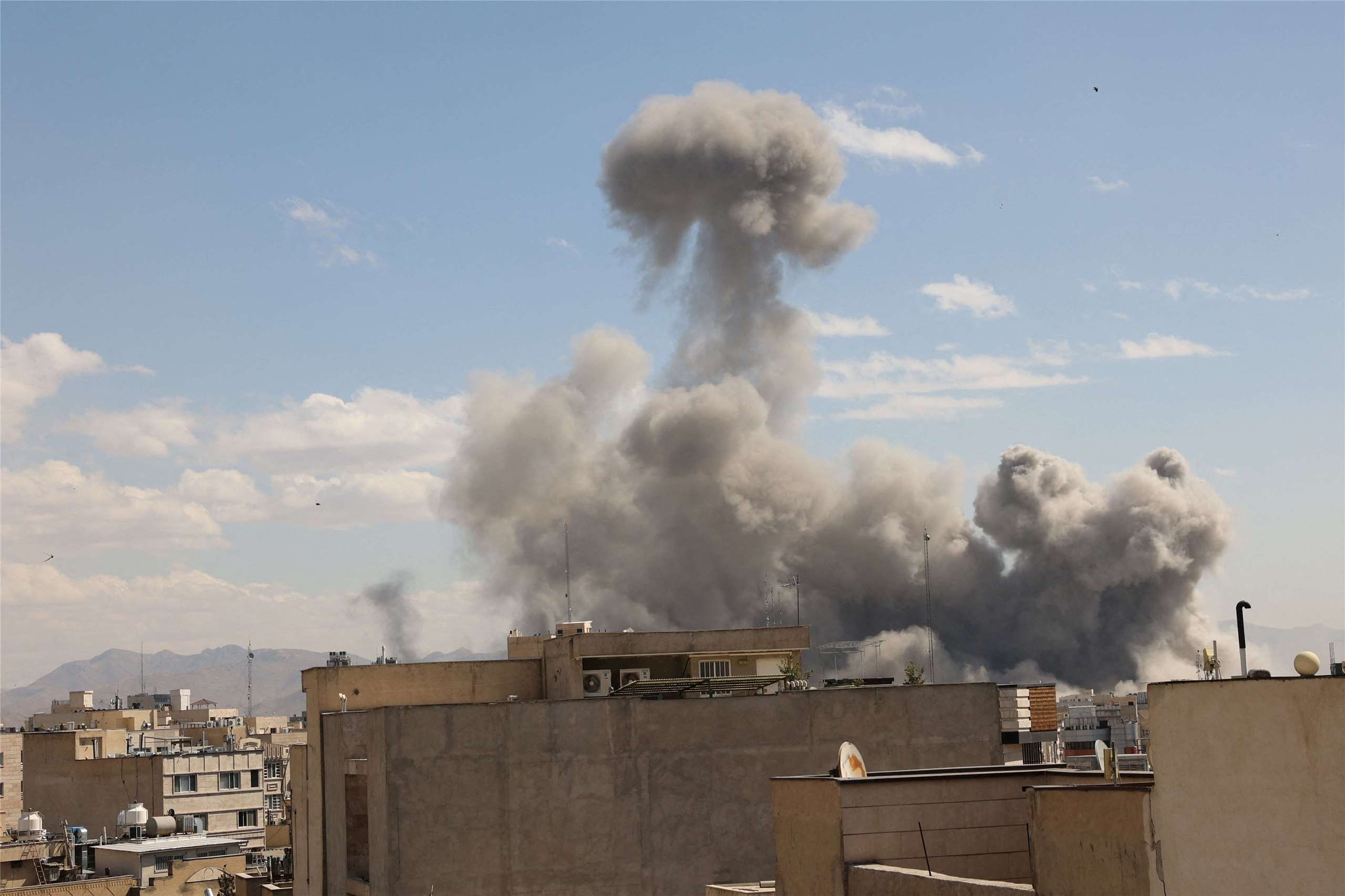 美國和以色列對伊朗發動攻擊後，震驚亞洲盟友。圖為伊朗德黑蘭日前遭炸濃煙竄起。