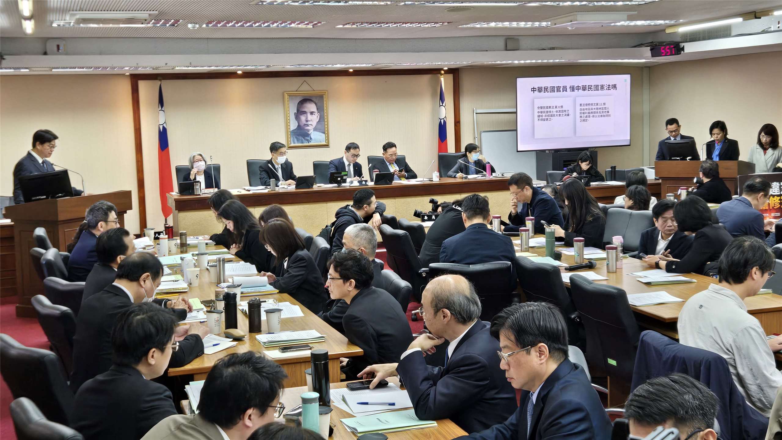 陸委會主委邱垂正23日至立法院內政委員會報告陸委會業務概況，並上台備詢。