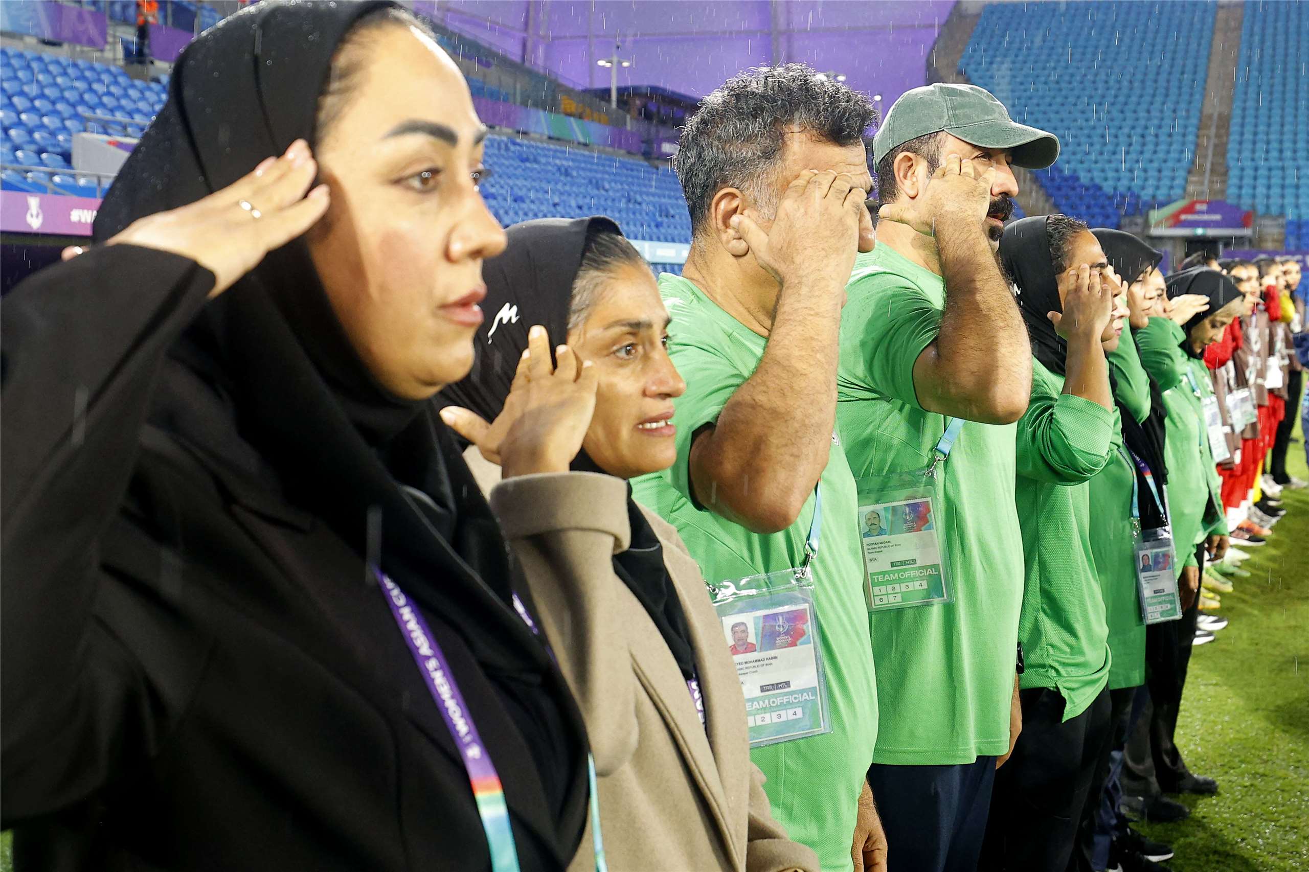 澳洲10日同意向5名伊朗女足隊員發放簽證，允許她們留在澳洲。圖為伊朗女足隊在奏國歌時敬禮。(AFP)