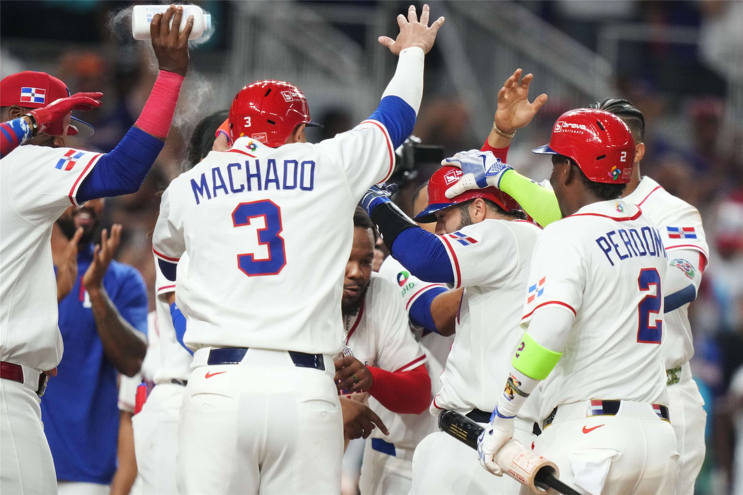 WBC世界棒球經典賽美東時間13日八強戰開打，多明尼加對上韓國對，在捕手威爾斯轟出三分砲後，以7:0提前結束比賽。圖為多明尼加威爾斯(右二)在第七局提前結束比賽後，受到隊友的祝賀。(AP/達志影像)