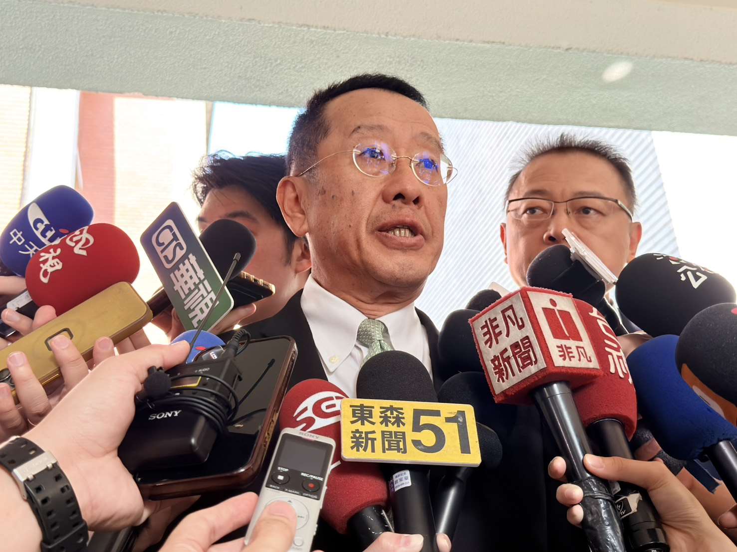 國防部長顧立雄31日在立法院施政總質前受訪。(鄭佑漢 攝)