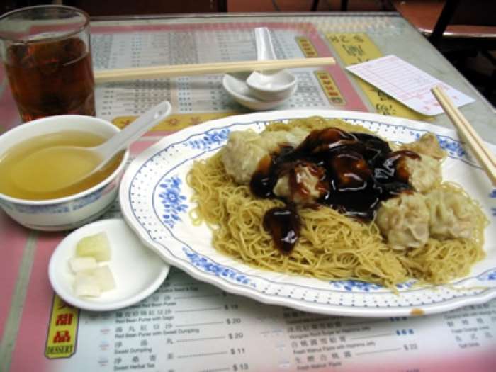 撈麵作為公仔麵的一種變體，幾乎成了小明青少年時期的「成長養份」。(示意圖/ Fleung, Wikipedia)
