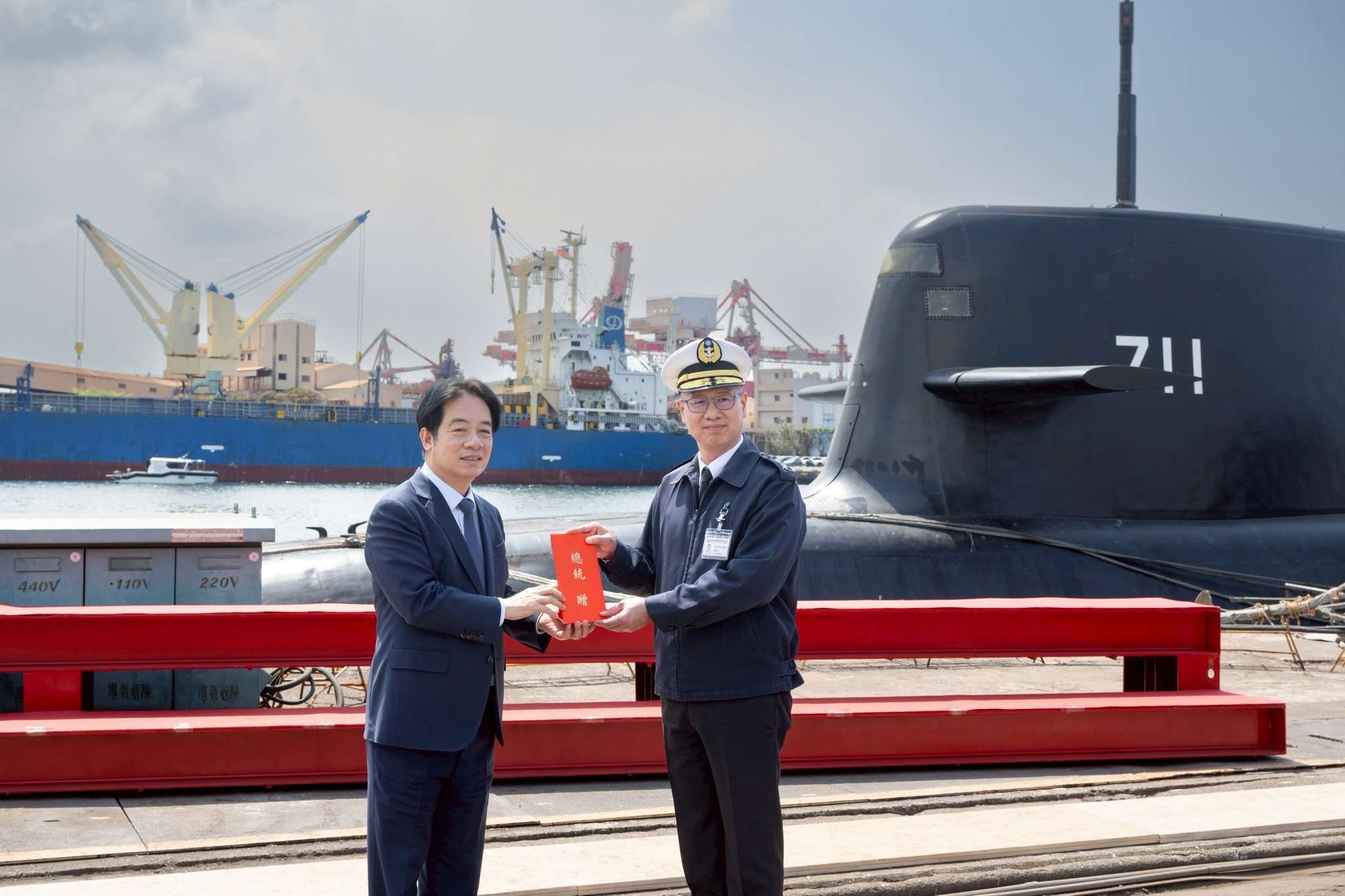總統賴清德19日前往高雄，視導海鯤軍艦。 (圖:總統府)