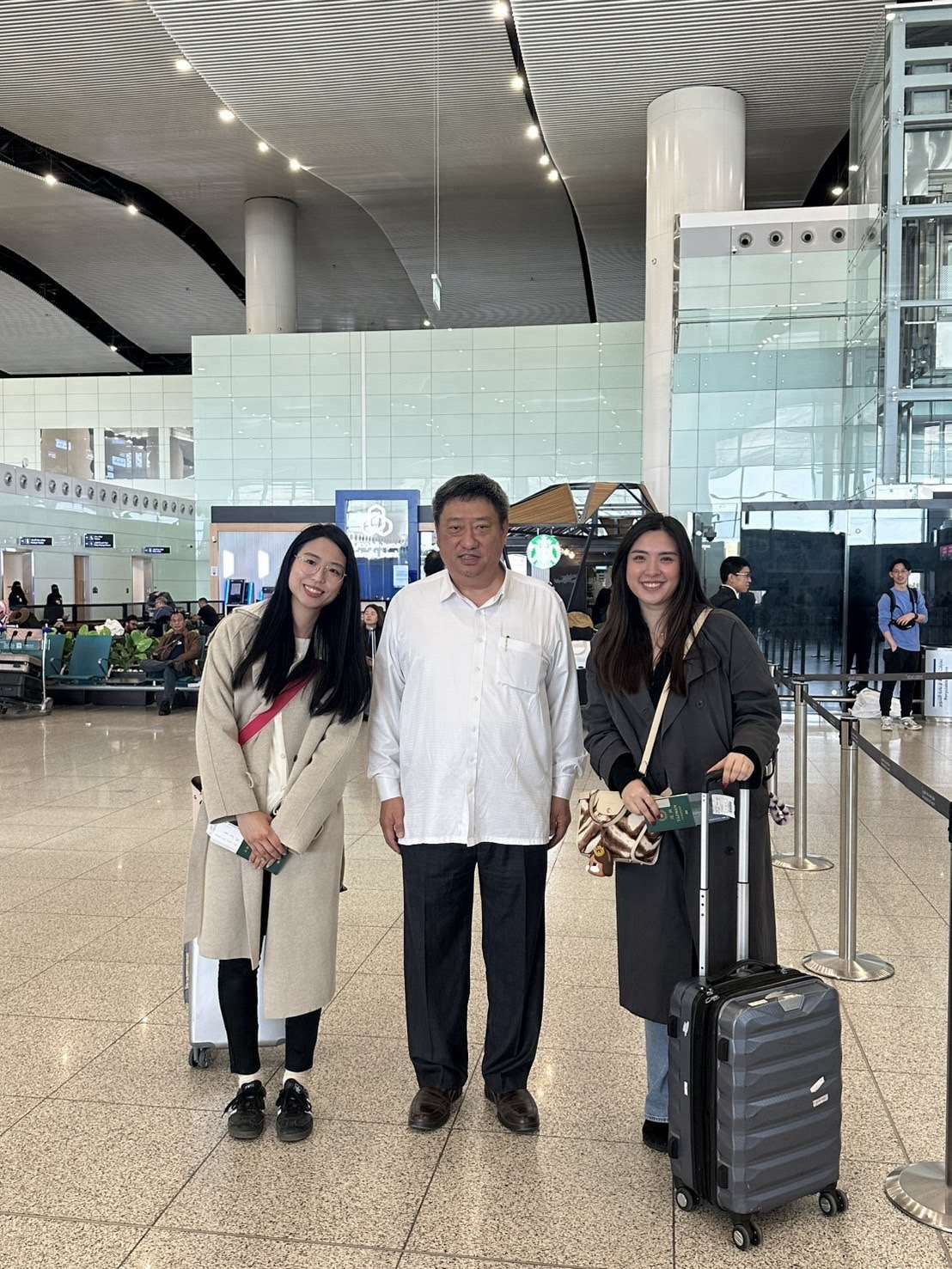 駐沙烏地阿拉伯代表處代表張治平(中)與旅居巴林赴利雅德搭乘日本包機離境之國人合影。(外交部提供)