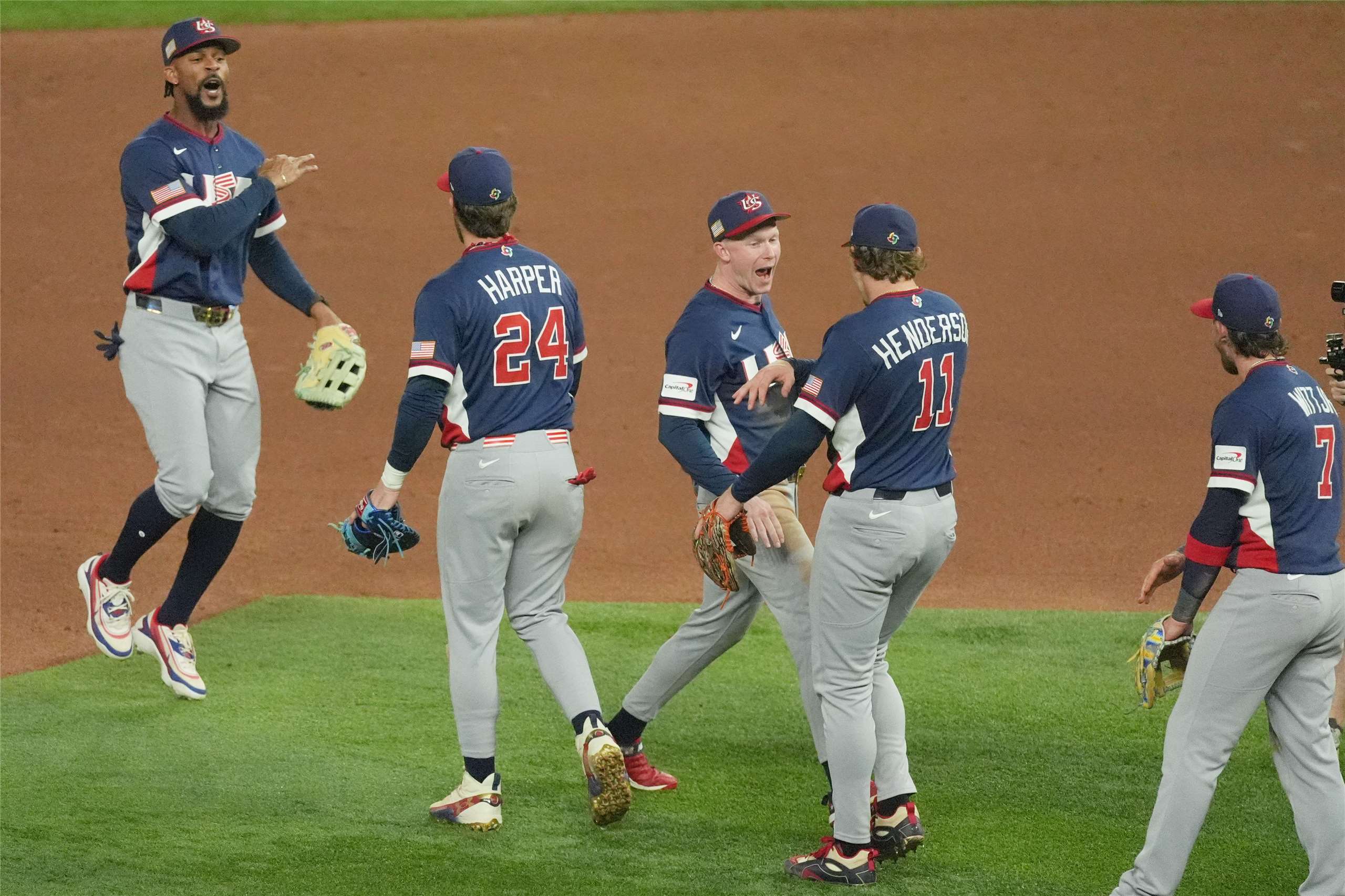 2026世界棒球經典賽(WBC)四強賽16日首戰由美國迎戰多明尼加，最終美國以2:1險勝，搶下冠軍戰門票。圖為美國隊員獲勝後擊掌慶祝。(美聯社/達志影像)