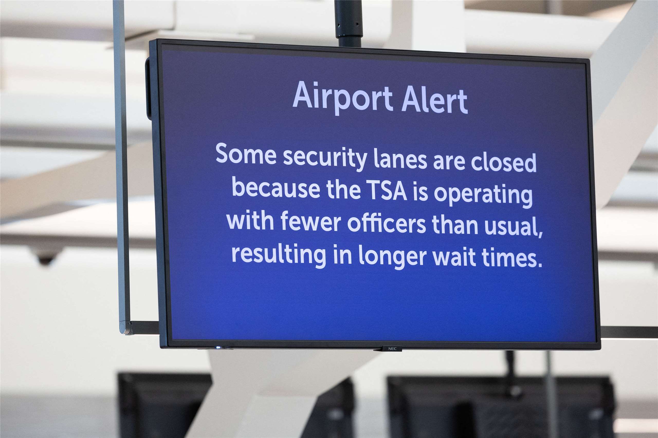 美國喬治布希休士頓洲際機場(George Bush Intercontinental Airport)的告示顯示，由於運輸安全局(Transportation Security Administration, TSA)員工缺勤，過安檢需要等候更長時間。 (AFP)