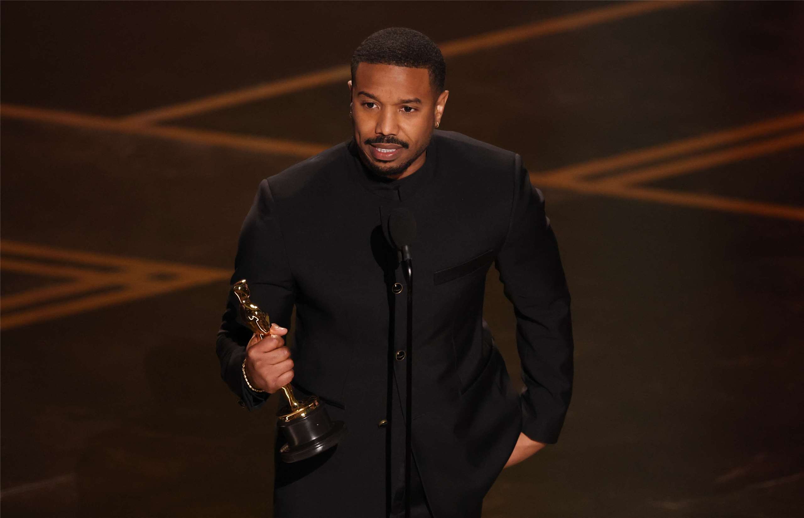 麥可B喬丹（Michael B. Jordan）以電影「罪人」一片，榮獲奧斯卡最佳男主角獎。
