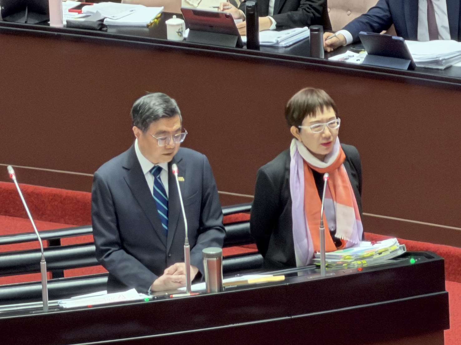 美伊戰爭爆發引發金融市場震盪，立委今天(10日)質詢時關切國安基金是否進場護盤，行政院長卓榮泰表示，有需要的話，國安基金有其進場的必要條件與時機；戰爭是可以看到的特定單一事項，比較可以掌控，會持續緊密關注。(趙婉淳 攝)
