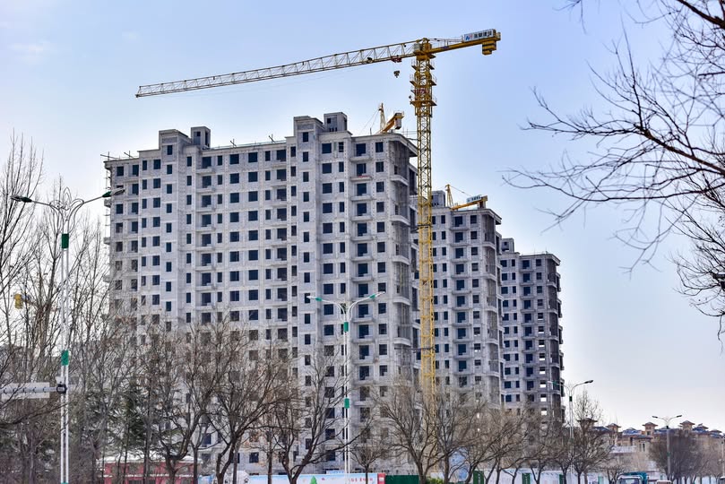 中國房市低迷，但墓地昂貴，使得社會上出現將一般民宅拿來用作放置先人骨灰的「骨灰宅」現象，中國官方特別修改法規禁止。圖為中國青州，一處在建商品住宅。(AFP)