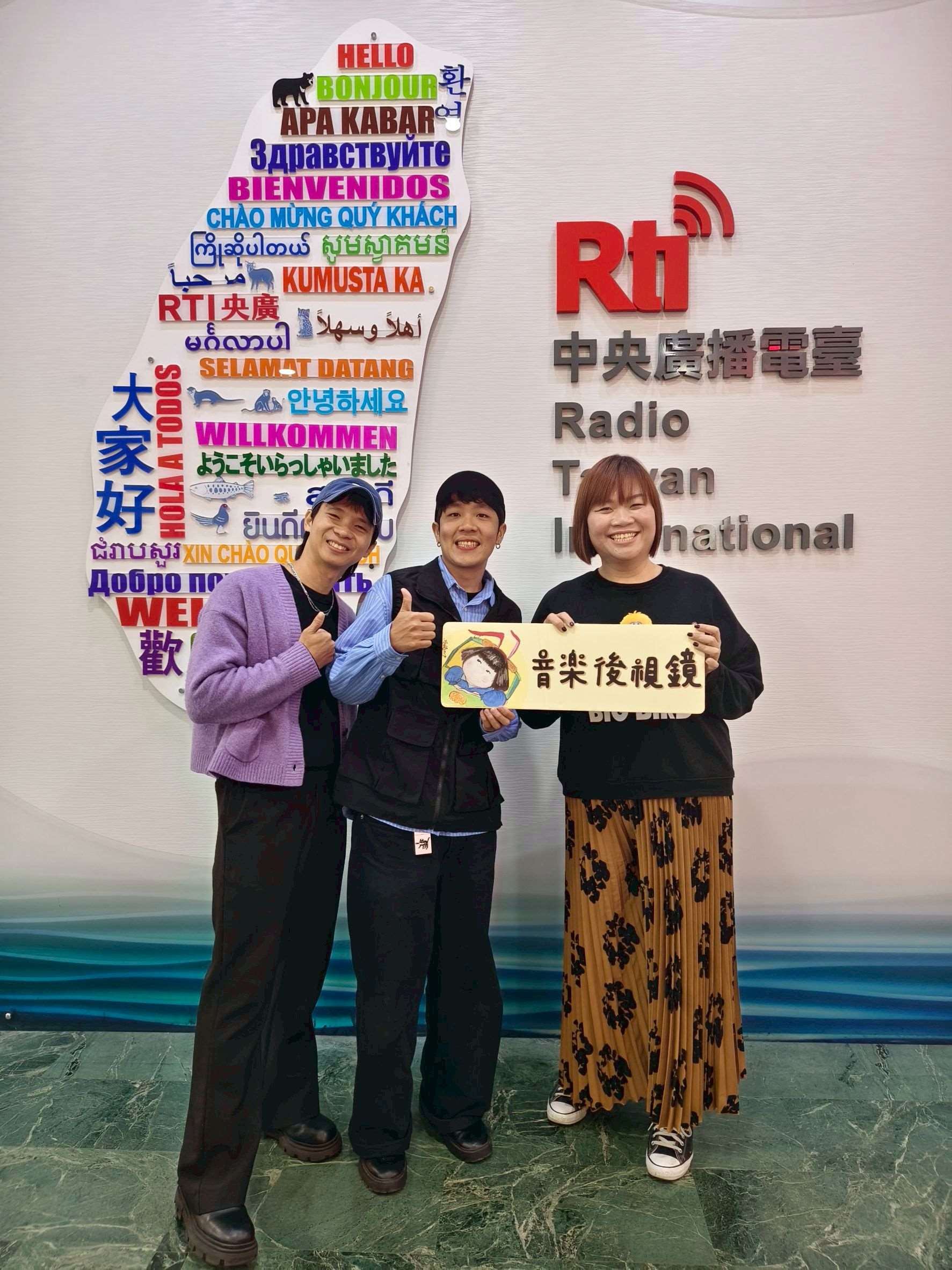 來賓：郭佐治｜人氣樂團「芒果醬」主唱

一、旅客上車中
在成為「芒果醬」之前，他們其實有個名字叫「藍色茶葉蛋」。
因為當時為了報名政大金旋獎，需要一個團名，而那時流行用「內褲顏色＋早餐」取名，於是誕生了這個荒謬又青春的名字。後來團員們在畢業旅行時重新思考團名，希望不要太直白、又帶有活力感，因此有了現在帶有「Jump」諧音的「芒果醬」。

佐治分享，樂團一路從學生時期玩到出社會，中間經歷過很長一段半職業的狀態。大家一邊上班、一邊玩團，直到樂團收入開始穩定超過打工薪水，才決定全心投入音樂產業。他說，樂團很像「王道漫畫」——友情、熱血、勝利，是玩團的人幾乎都是會經歷的事。

「看似無意，但其實都是經過縝密設計過的結果。」
而佐治一路走來，也不只是學習創作本身。從過去工作的經驗，到北藝大 Impact 課程中的訓練，都讓佐治開始更全面地理解「做音樂」這件事。包含 A&R、商品定位、內容聚焦，甚至是創作與市場之間如何取得平衡。像是黃中岳老師的製作課、黃建為老師的創作課，也都深深影響著他，而這些內容，下課後甚至還會和團員們一起分享、討論，研究怎麼如何應用到樂團身上。

而說到芒果醬，就不能不提他們充滿「王道漫畫感」的現場演出。早期作品〈阿基里斯〉，其實源自佐治因車禍受傷，被迫改修適應體育課的經歷，而第一次演出，竟然就是在適應體育課的期末報告上。後來，他們突發奇想的在歌曲間奏加入「車禍小劇場」，沒想到逐漸變成歌迷與樂團之間的共同默契。從一開始固定橋段，到後來越玩越瘋狂，甚至發展出舞台上滷肉、碗粿加酒榨汁等荒謬橋段，也成了芒果醬現場演出的獨特魅力，和歌迷最期待的現場特色之一。

二、說個故事吧
這一集節目中，佐治推薦的作品是來自「美秀集團」的〈電火王〉 
佐治分享，美秀集團不只是音樂很酷，從樂器使用、歌曲主題，到演出企劃與社群風格，都帶給他很大的啟發。
他曾經花很多時間欣賞和研究美秀的演出與經營方式，因為他們鮮明又完整的世界觀，讓他開始思考：「樂團除了寫歌、演出，還能做到什麼？」
而這些影響，也慢慢延伸到芒果醬後來的創作、舞台設計與整體風格之中。