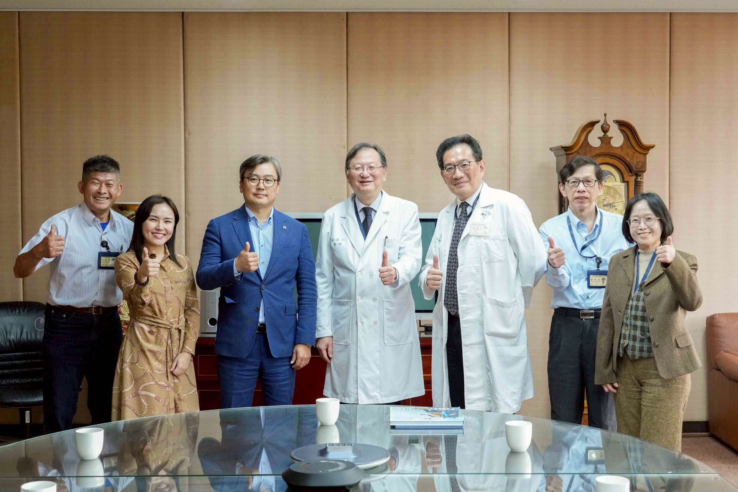 台大醫院18日舉辦「醫療器材援助平台計畫(GMISS)成果分享暨蒙古國救護車捐贈儀式」。(台大醫院提供)