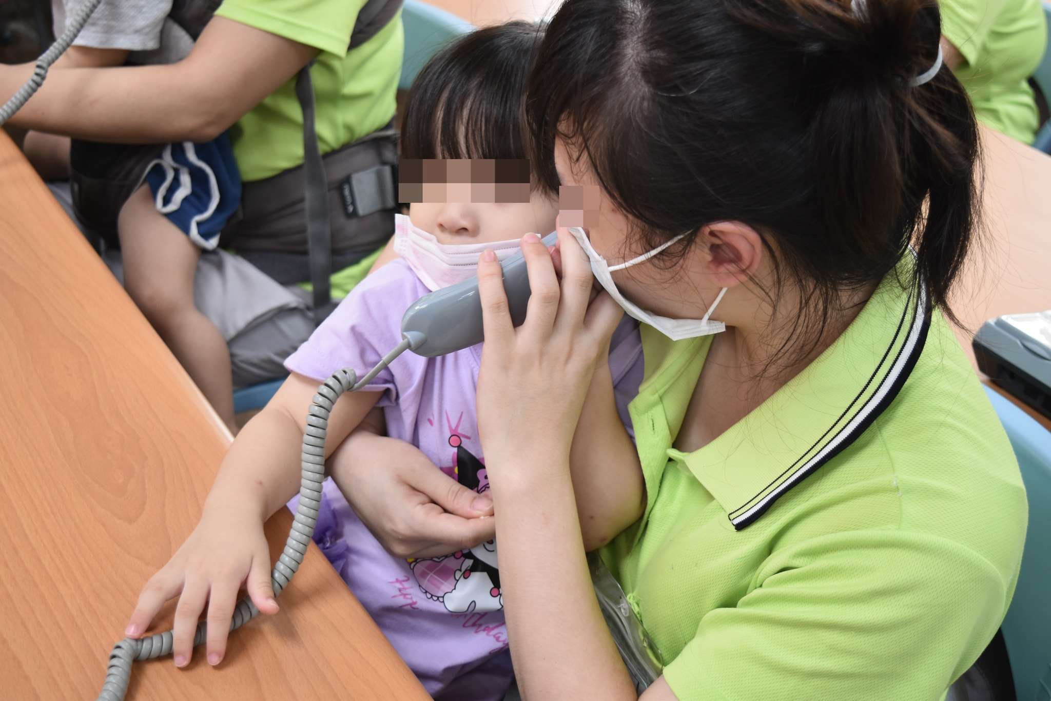為使收容人能在月圓人團圓的節慶氛圍中共享天倫，桃園女子監獄於114年9月下旬提前舉辦「中秋節面對面懇親活動」，邀請收容人家屬進入監所與親人相聚，共度佳節時光。(攝法務部矯正署桃園女子監獄臉書官網)