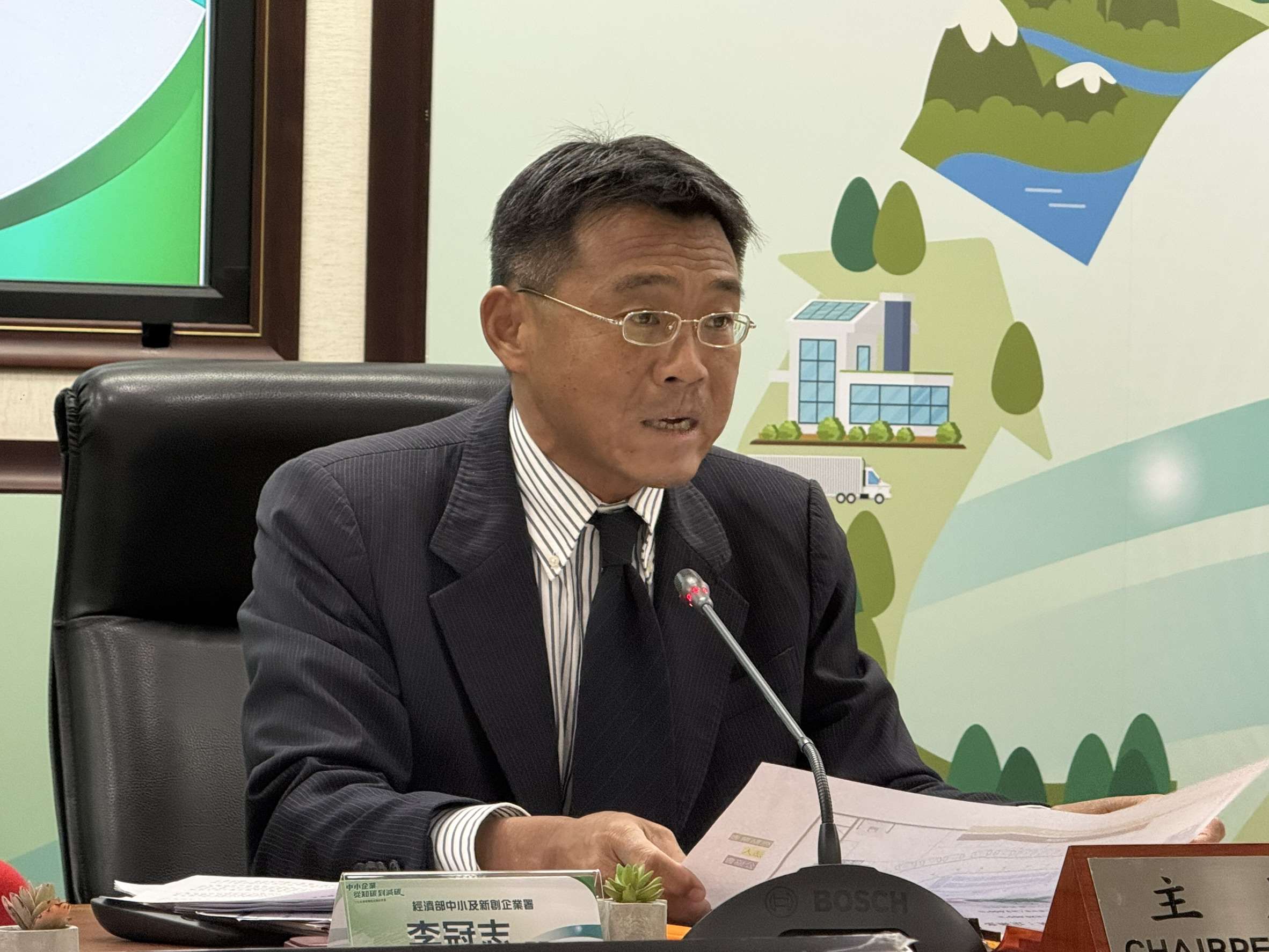 經濟部中企署署長李冠志指出，2025年協助超過1.3萬家中小微企業做淨零轉型，今年目標則提高至2.5萬家。(謝佳興 攝)