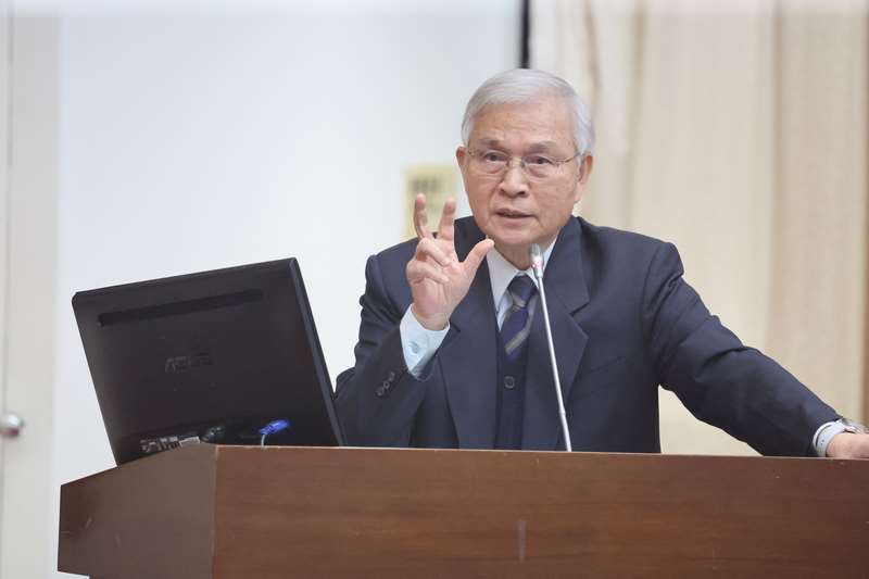 央行總裁楊金龍在30日立法院表示，若物價持續上升、通膨預期升溫，央行就必須採取緊縮的貨幣政策，不排除升息。資料照片。